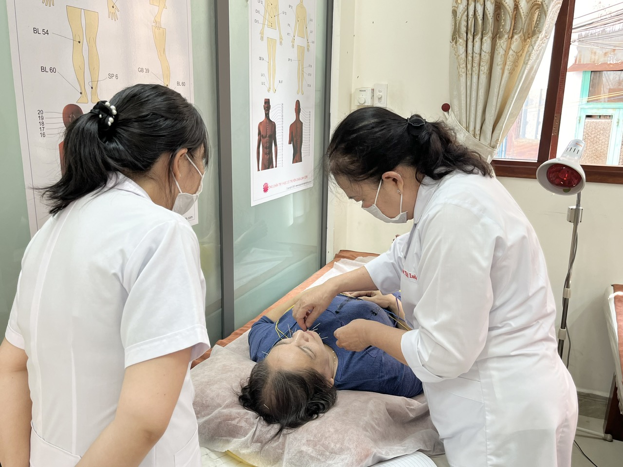 TP.HCM nghĩa tình: Phòng khám chẩn trị y học cổ truyền miễn phí chùa Linh Sơn- Ảnh 1. TP.HCM nghĩa tình: Phòng khám chẩn trị y học cổ truyền miễn phí chùa Linh Sơn- Ảnh 1.