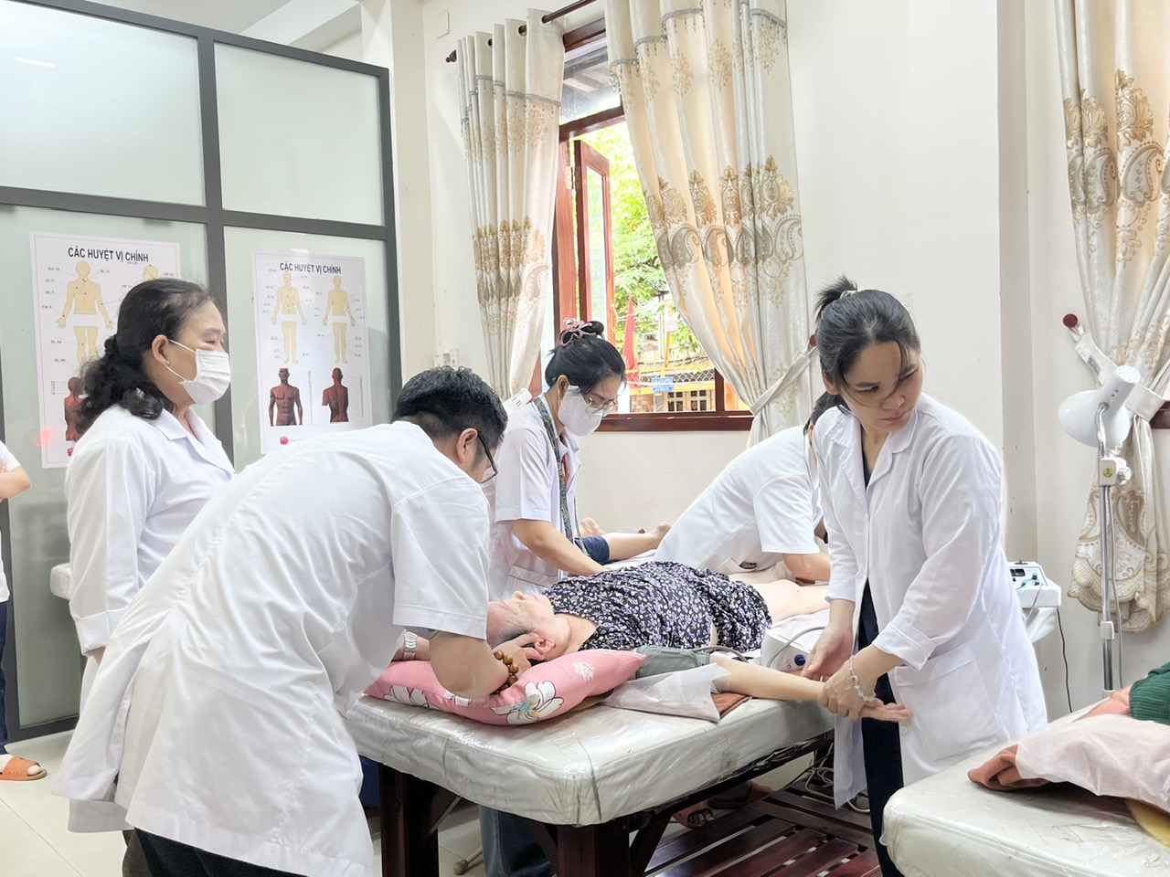 TP.HCM nghĩa tình: Phòng khám chẩn trị y học cổ truyền miễn phí chùa Linh Sơn- Ảnh 7. TP.HCM nghĩa tình: Phòng khám chẩn trị y học cổ truyền miễn phí chùa Linh Sơn- Ảnh 7.