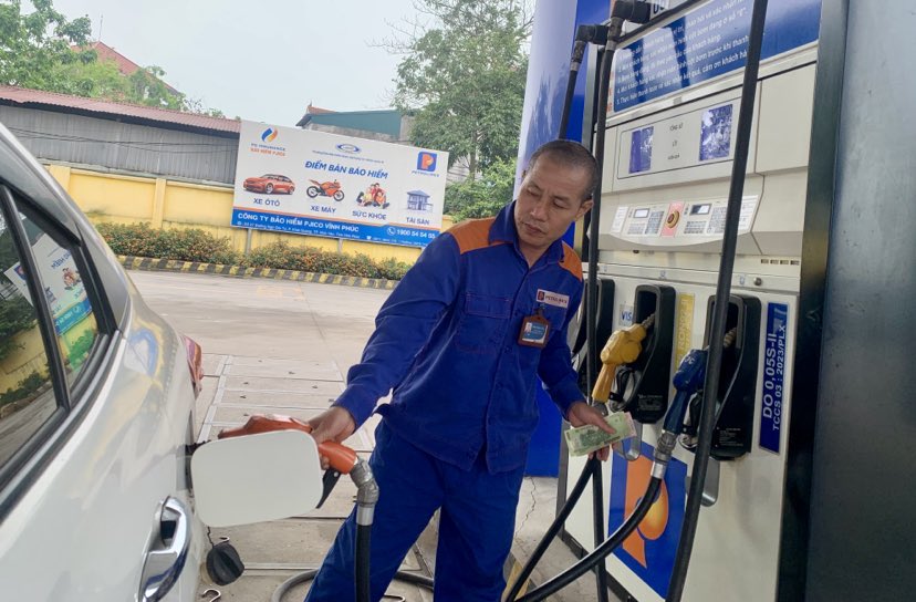 Giá xăng tăng, dầu giảm - Ảnh 1.