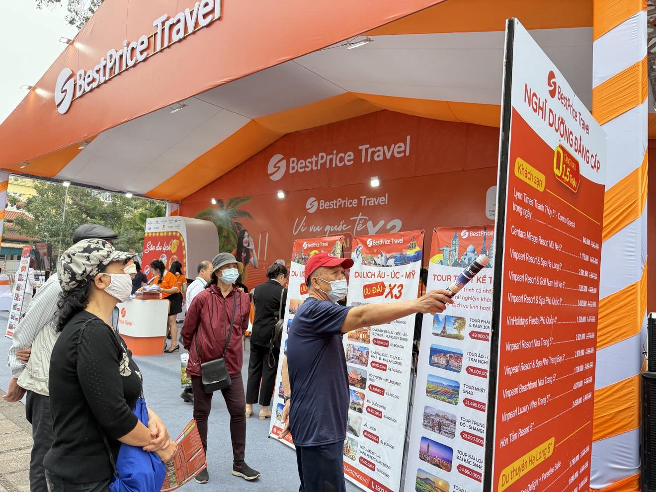 ハノイ観光フェアで数万件もの格安航空券とツアーを「探す」 - 写真 1。 'Săn' hàng chục nghìn vé máy bay, tour giá rẻ tại Hội chợ du lịch Hà Nội- Ảnh 1.