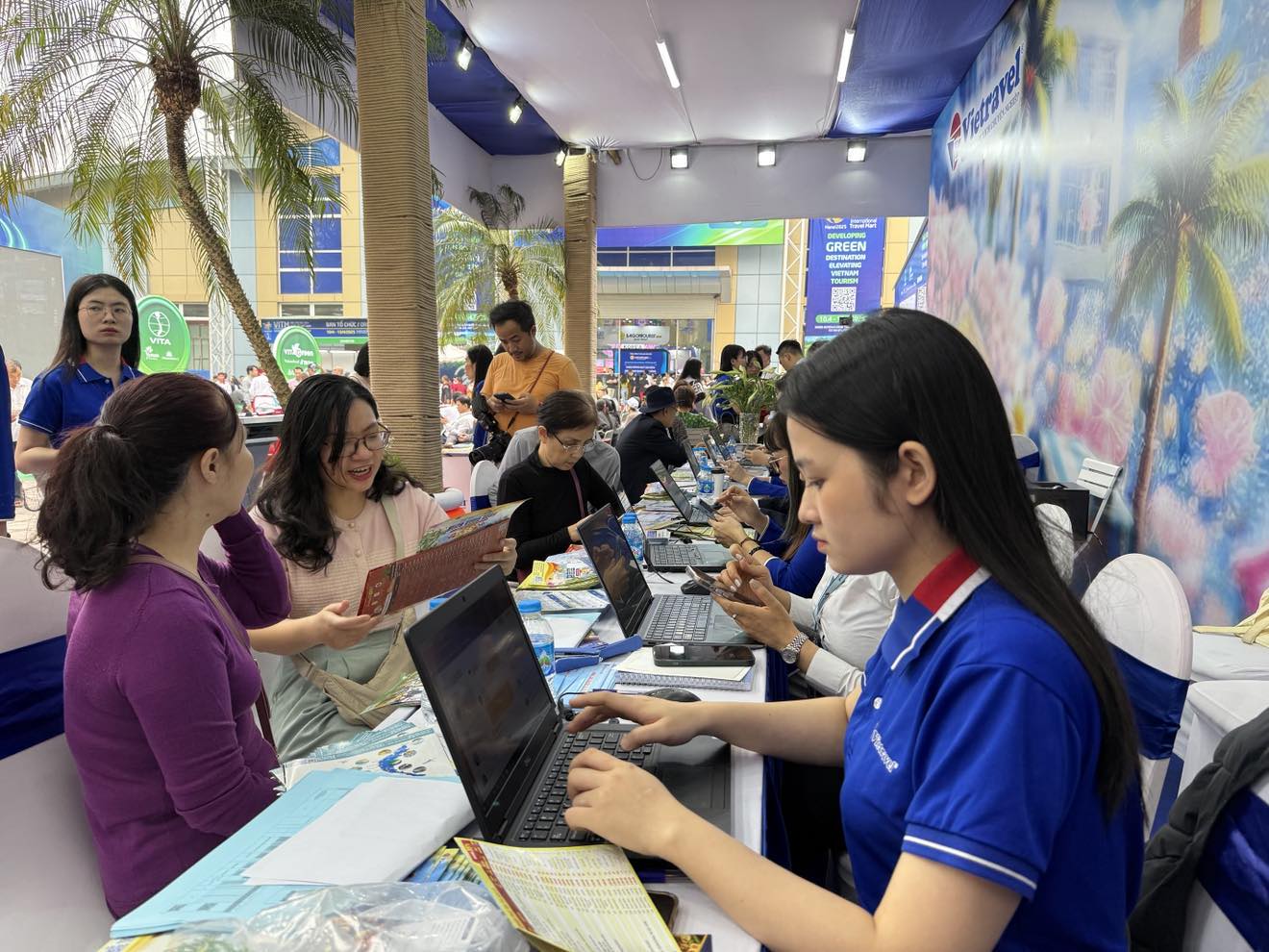 ハノイ観光フェアで数万件もの格安航空券とツアーを「探す」 - 写真 2。 'Săn' hàng chục nghìn vé máy bay, tour giá rẻ tại Hội chợ du lịch Hà Nội- Ảnh 2.
