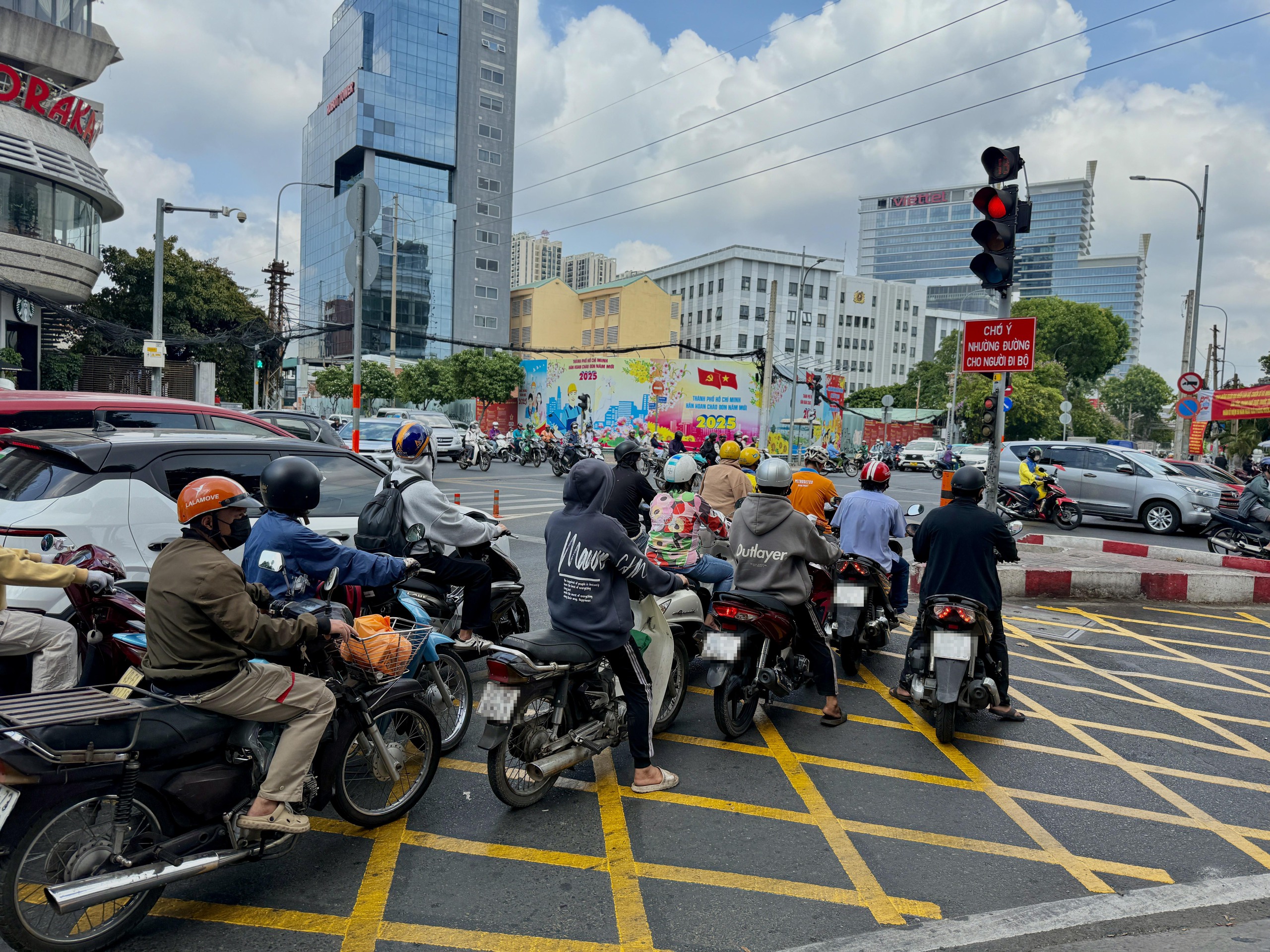 TP.HCM vừa kẻ vạch mắt võng ở trung tâm, hàng loạt người đi sai - Ảnh 1.