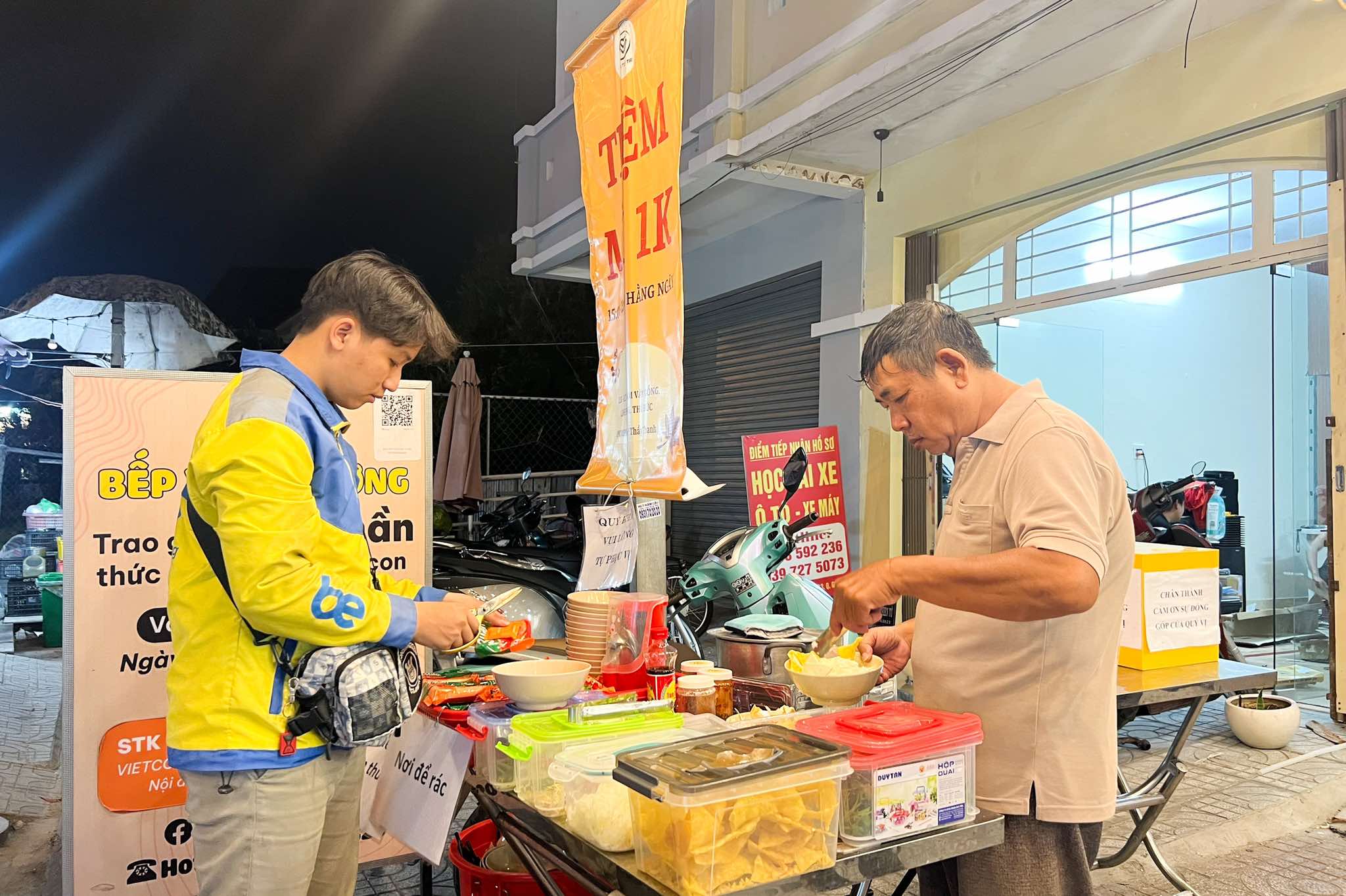 Tiệm mì gói 1K ở TP.HCM: Chỉ sáng đèn về đêm, khách nườm nượp - Ảnh 4.