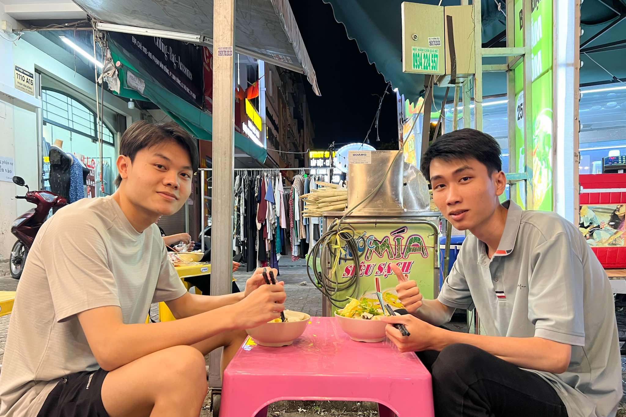 Tiệm mì gói 1K ở TP.HCM: Chỉ sáng đèn về đêm, khách nườm nượp Tiệm mì gói 1K ở TP.HCM: Chỉ sáng đèn về đêm, khách nườm nượp