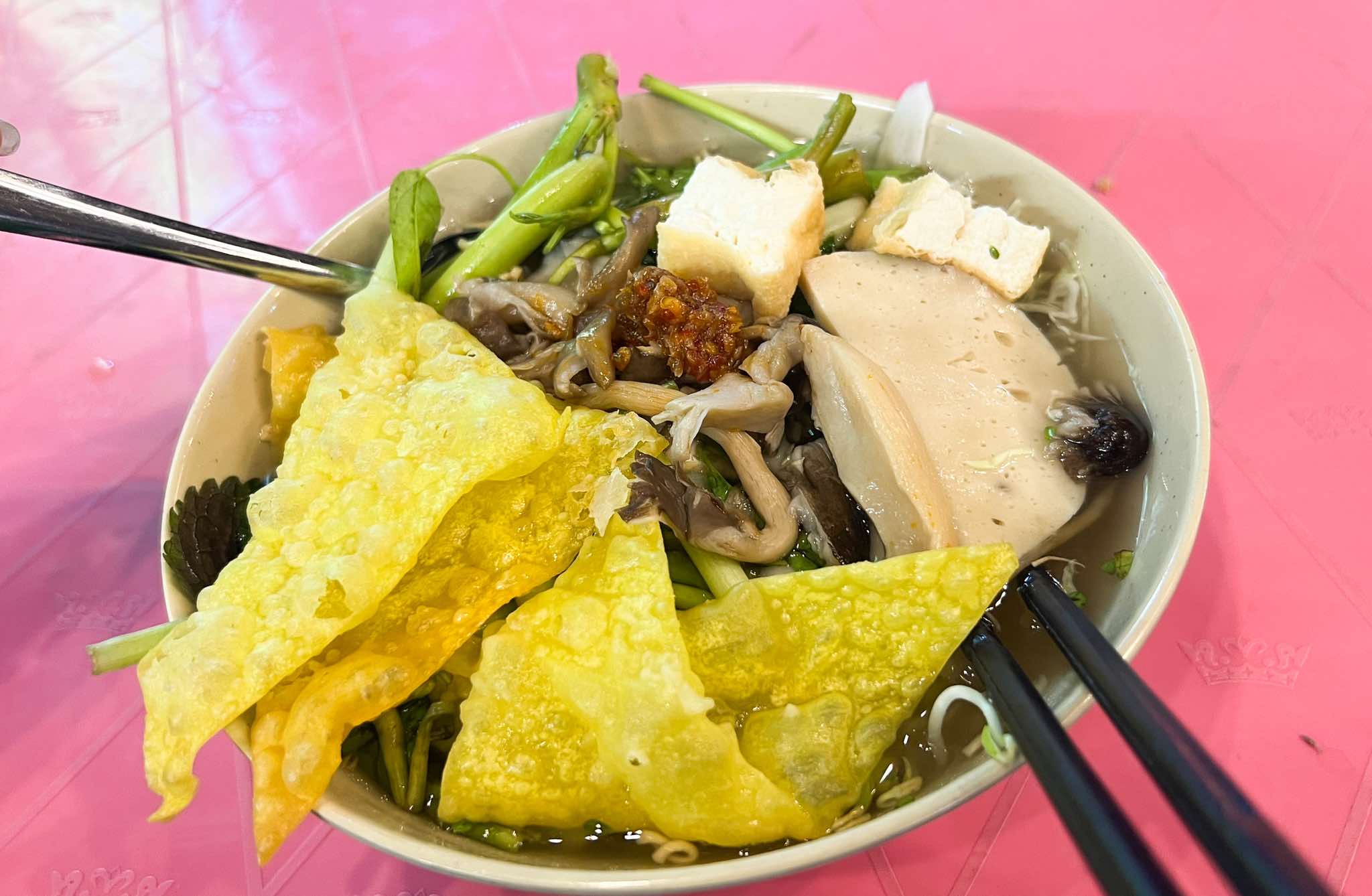 Tiệm mì gói 1K ở TP.HCM: Chỉ sáng đèn về đêm, khách nườm nượp - Ảnh 2.