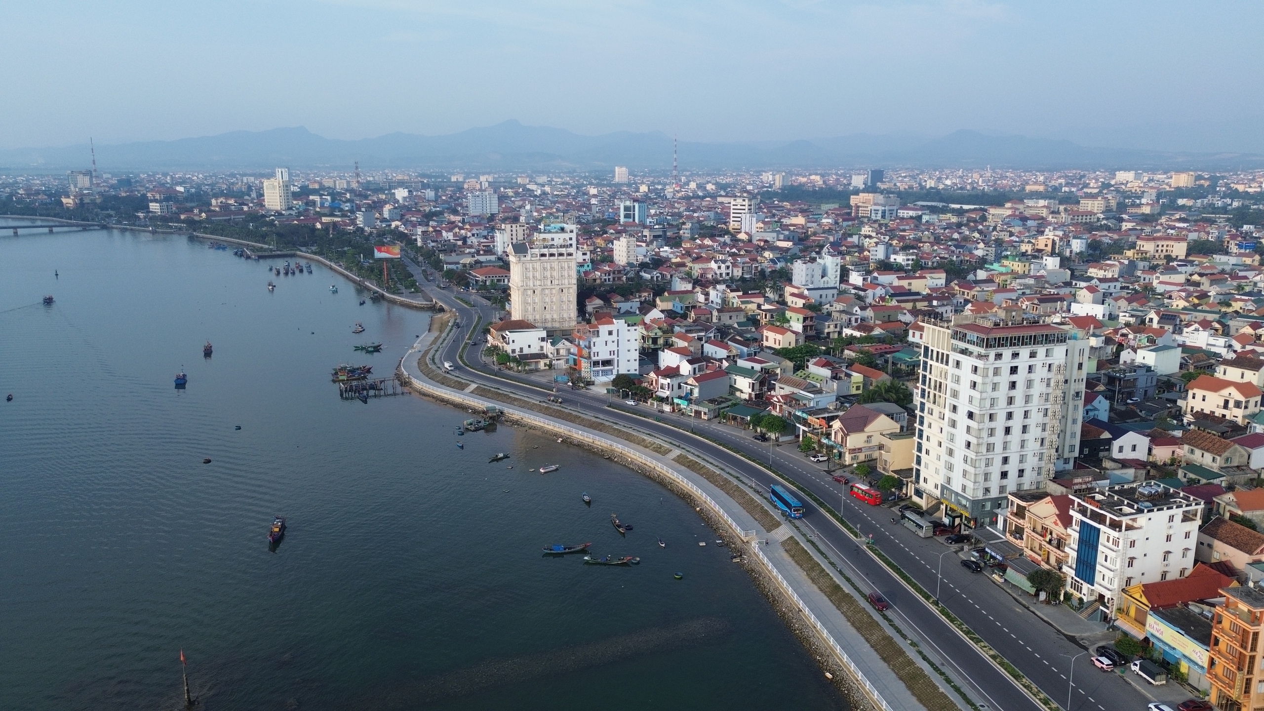 Chưa đến kỳ nghỉ lễ, giá phòng tại TP.Đồng Hới đã 'nhảy múa'- Ảnh 4.