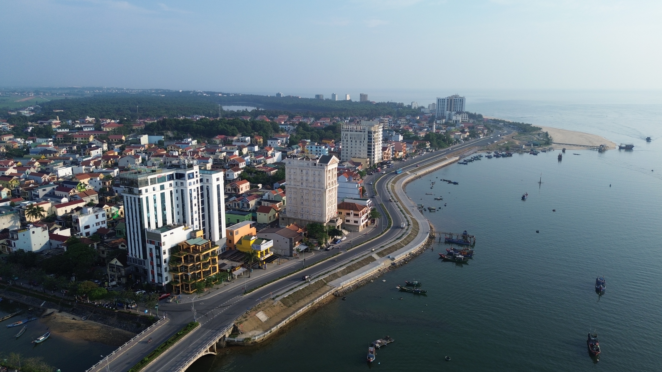 Chưa đến kỳ nghỉ lễ, giá phòng tại TP.Đồng Hới đã 'nhảy múa'- Ảnh 1.