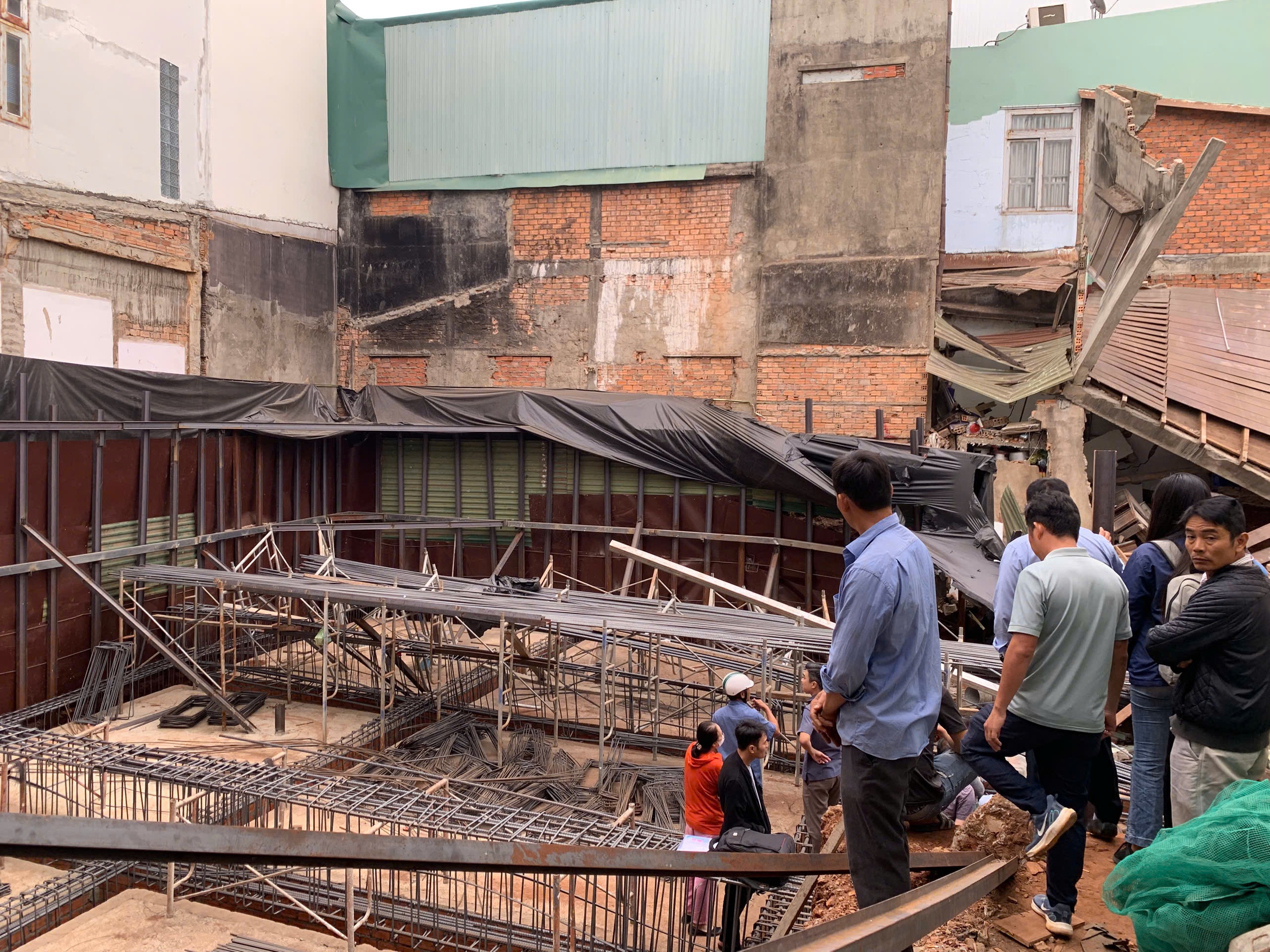 Nhà thầu tự do đào móng thi công nhà 7 tầng, nhà bên cạnh đổ sập- Ảnh 2.