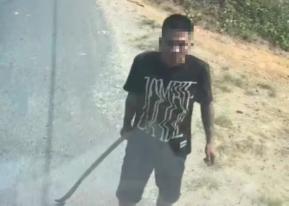 Triệu tập t&agrave;i xế cầm rựa chặn đầu xe tải tr&ecirc;n QL 27- Ảnh 1.