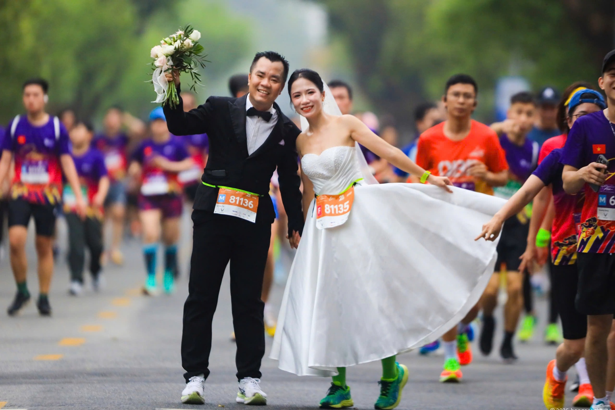 Cô dâu chú rể mặc đồ cưới chạy bán marathon 21 km - Ảnh 2.