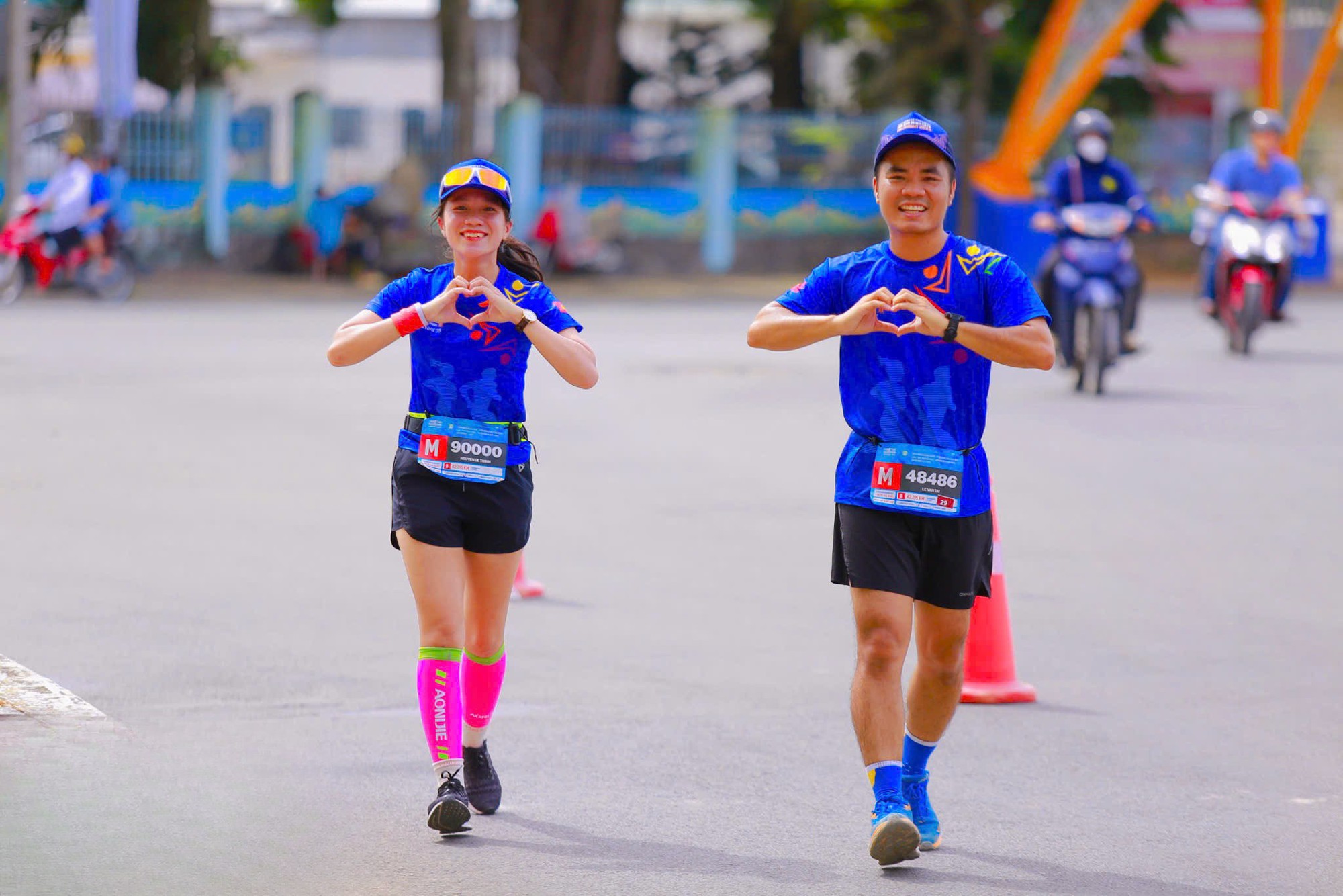 Cô dâu chú rể mặc đồ cưới chạy bán marathon 21 km - Ảnh 4.
