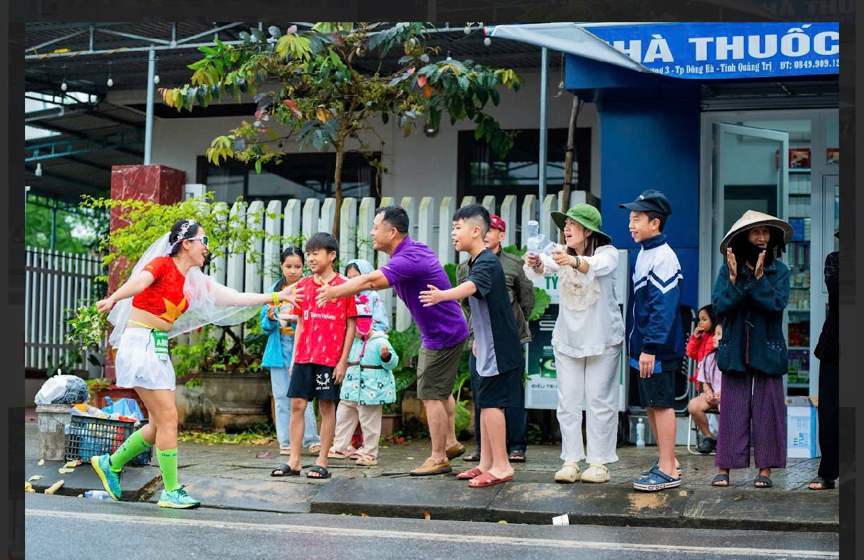 Cô dâu chú rể mặc đồ cưới chạy bán marathon 21 km - Ảnh 5.