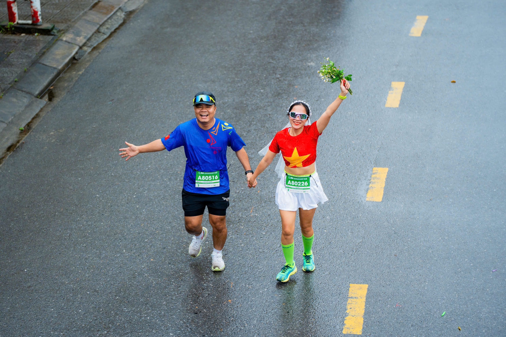 Cô dâu chú rể mặc đồ cưới chạy bán marathon 21 km - Ảnh 6.