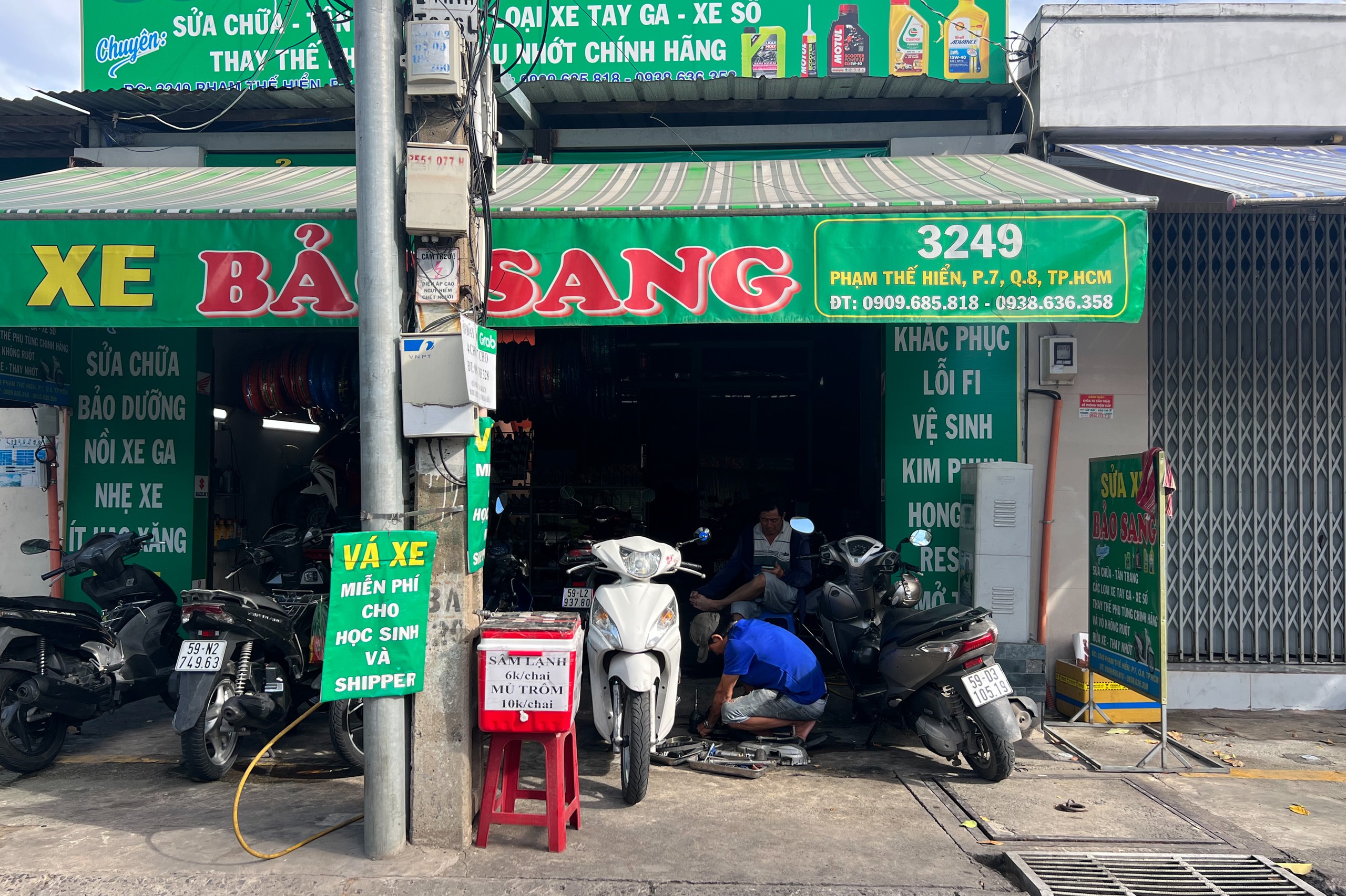 Biết ‘tiền khó kiếm’, anh thợ sửa xe quyết định làm điều đặc biệt cho shipper - Ảnh 1.