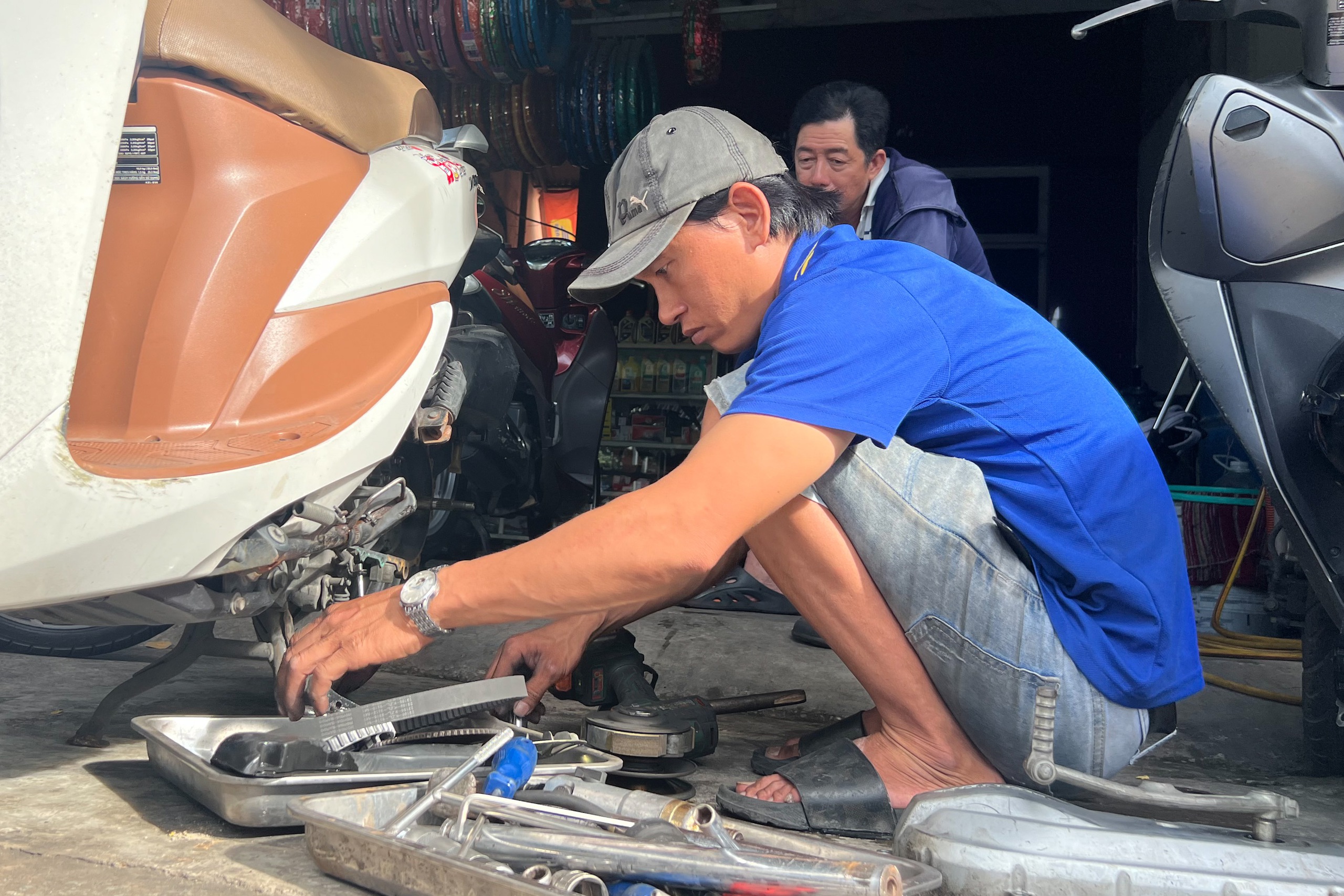 Biết ‘tiền khó kiếm’, anh thợ sửa xe quyết định làm điều đặc biệt cho shipper - Ảnh 2.