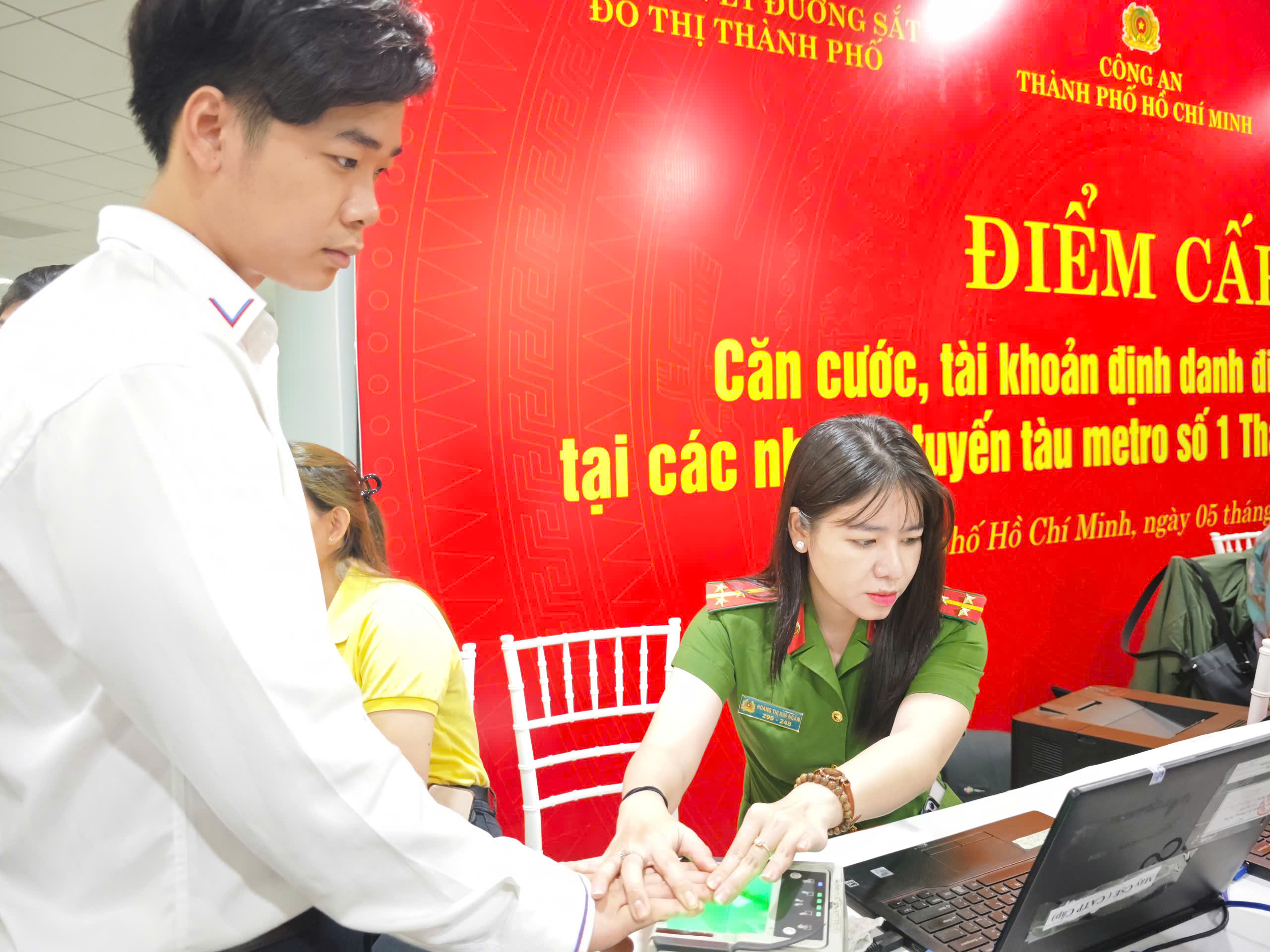 Đến ga metro Bến Thành cấp thẻ căn cước cho học sinh, người dân TP.HCM - Ảnh 2.