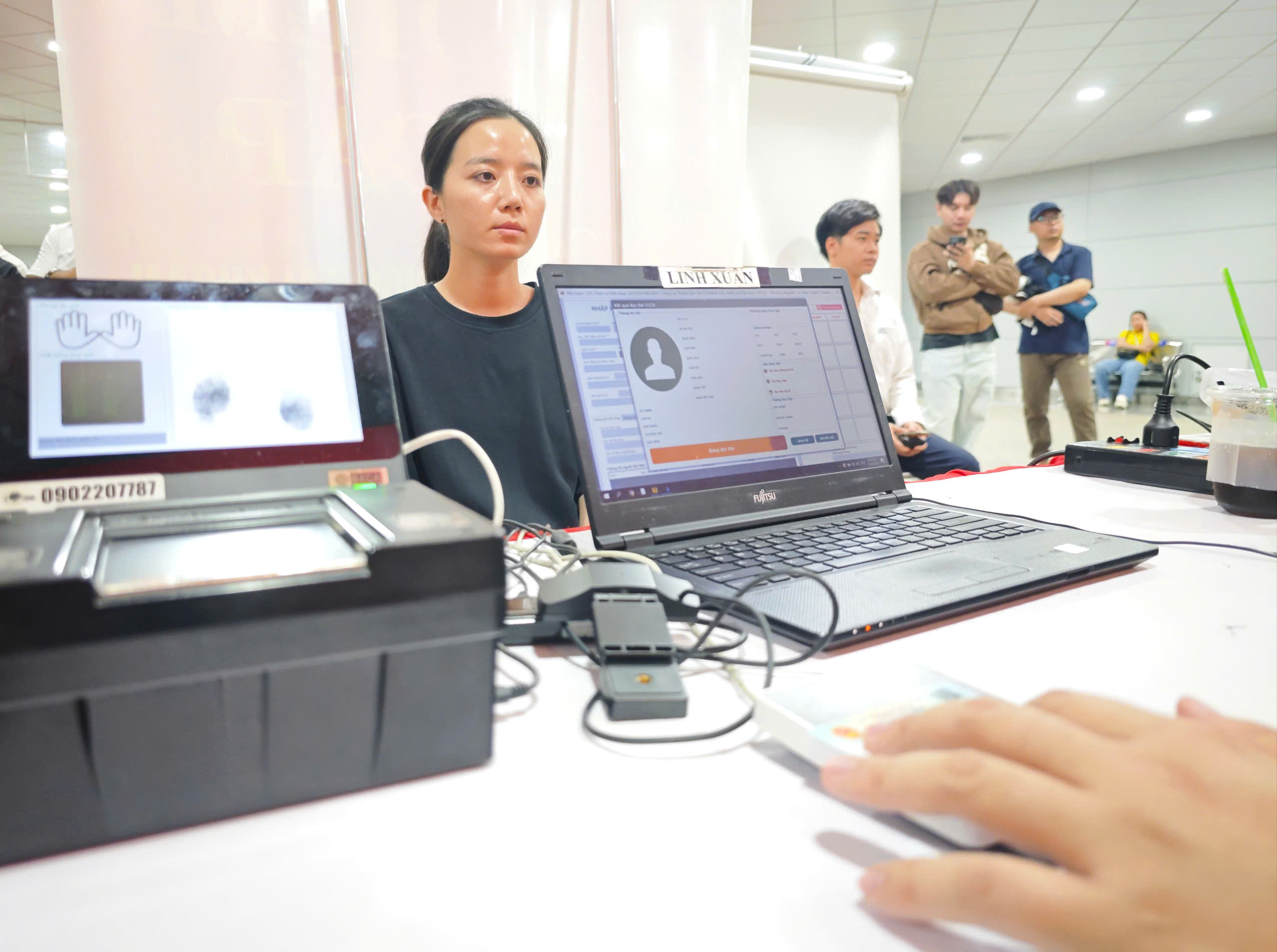 Đến ga metro Bến Thành cấp thẻ căn cước cho học sinh, người dân TP.HCM - Ảnh 4.