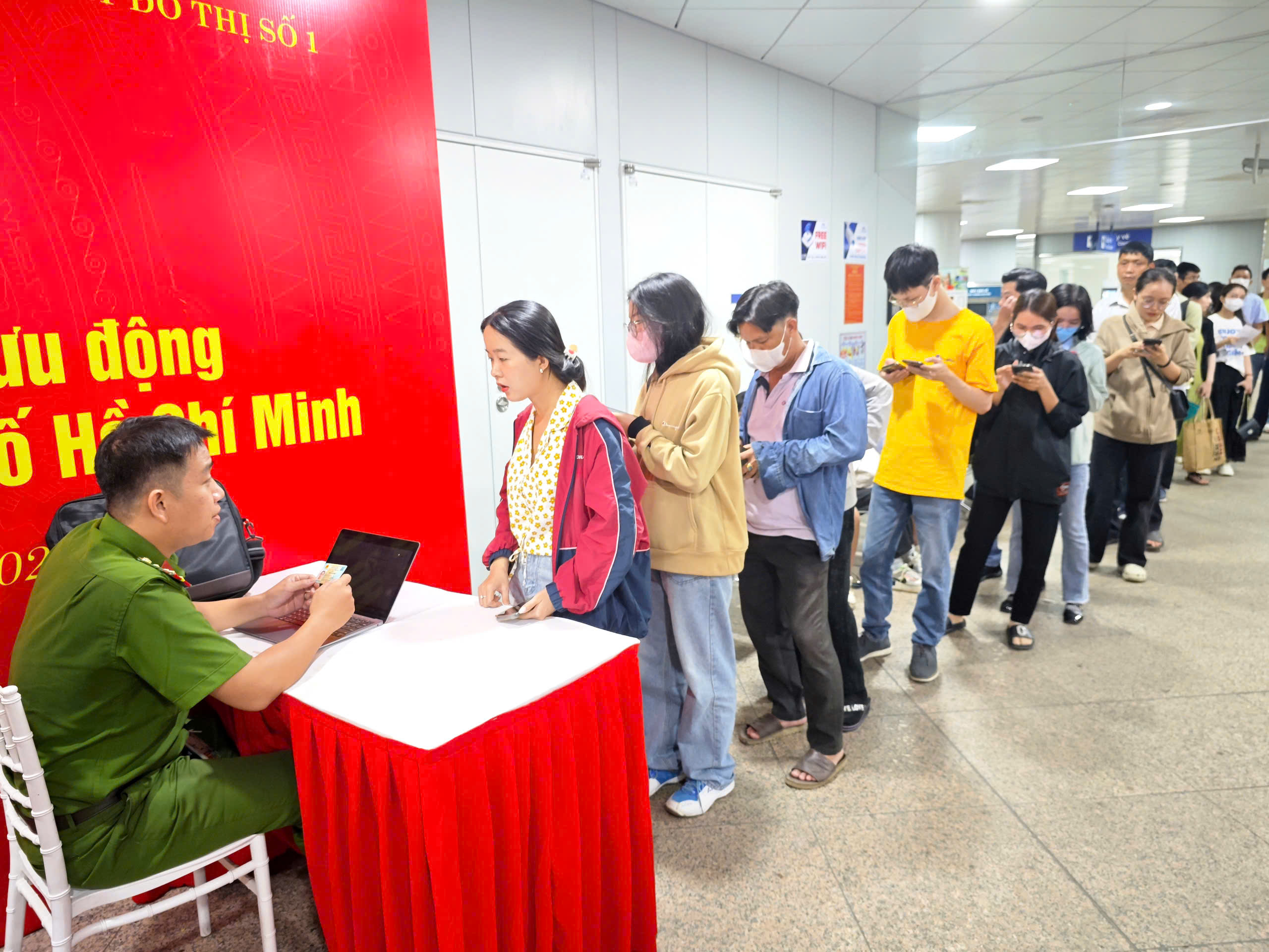 Đến ga metro Bến Thành cấp thẻ căn cước cho học sinh, người dân TP.HCM - Ảnh 5.