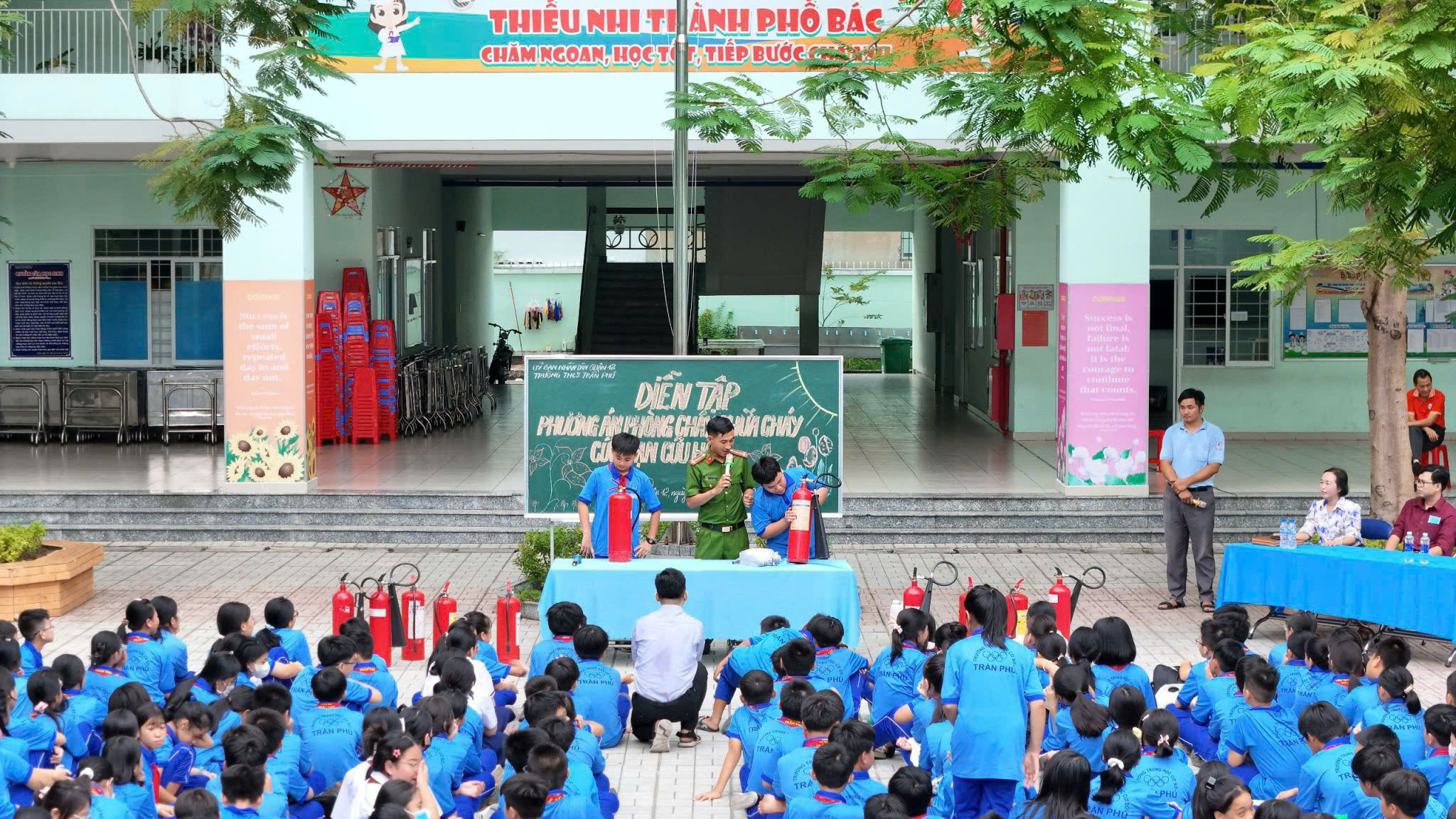 A public secondary school in District 12, Ho Chi Minh City, teaches two sessions per day at 100% capacity - Photo 1. Học 2 buổi/ngày, trường THCS dạy gì cho học sinh? - Ảnh 1.