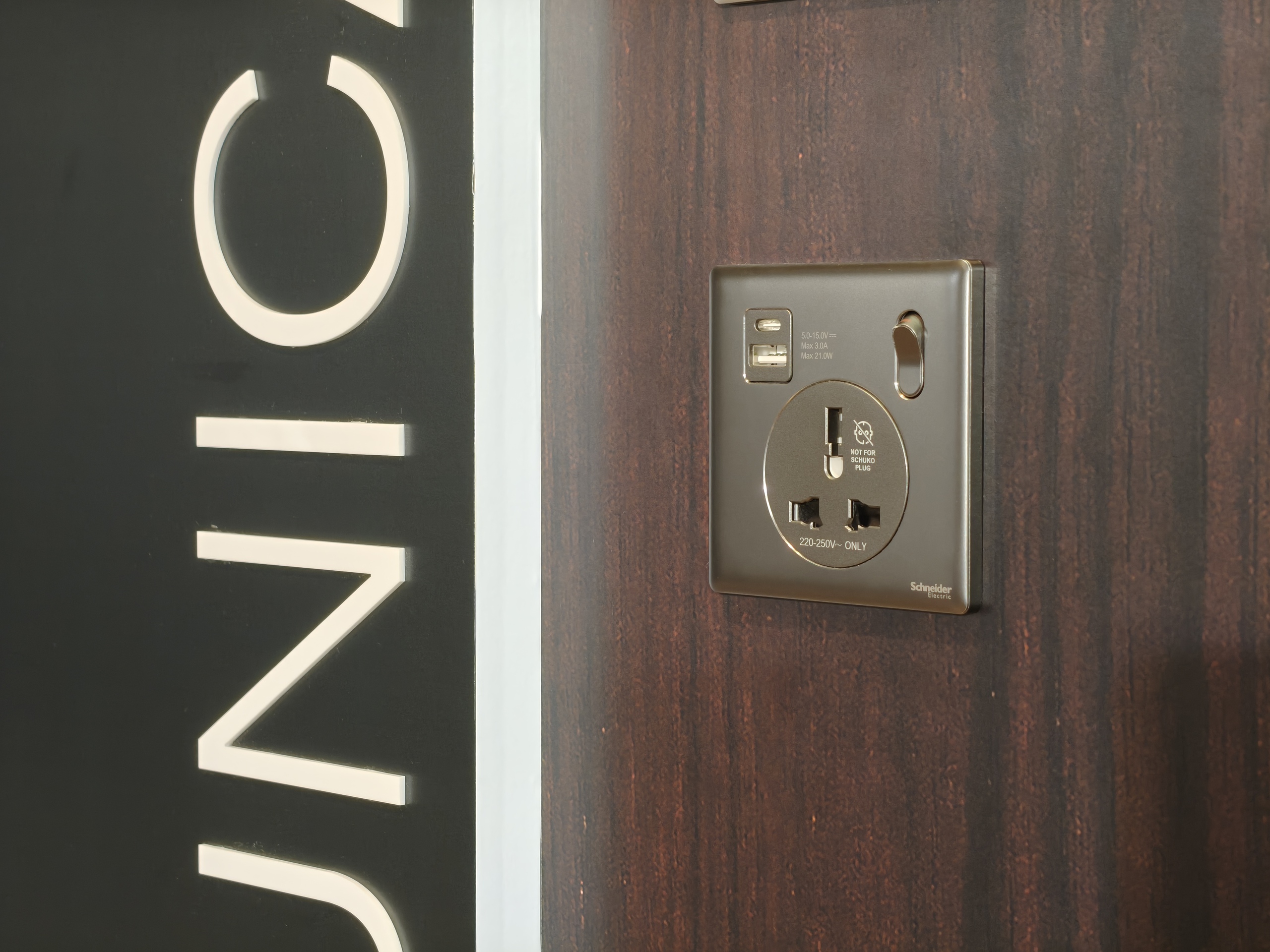 Ổ điện gia dụng 'hiện đại hóa' với sạc nhanh, khóa thẻ từ - Ảnh 1. Ổ điện gia dụng 'hiện đại hóa' với sạc nhanh, khóa thẻ từ - Ảnh 1.