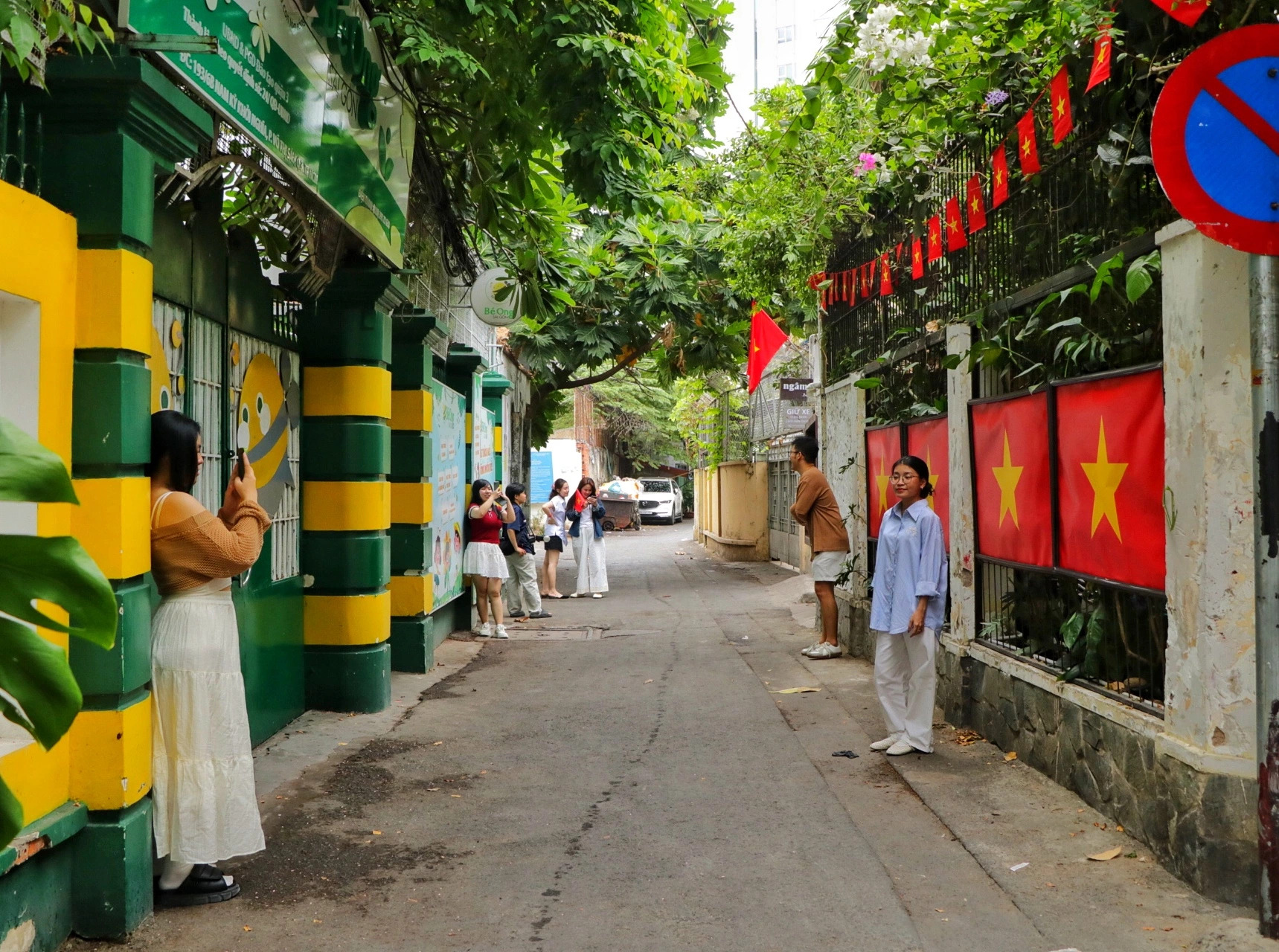 Giới trẻ hào hứng 'check in' tại quán cà phê 'Rợp cờ đỏ sao vàng' - Ảnh 1.