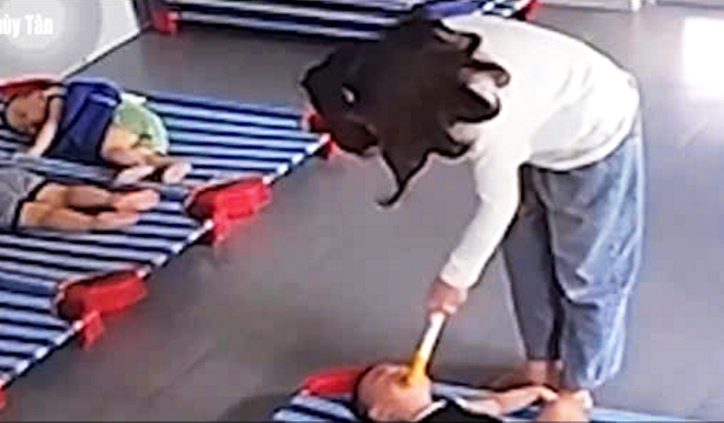 子どもを逆さまに担ぎ上げ、残酷に殴打:コンクン児童団体のオーナーの刑事拘留 - 写真2。 Xách ngược trẻ đánh đập dã man: Tạm giữ hình sự chủ nhóm trẻ Con Cưng- Ảnh 2.