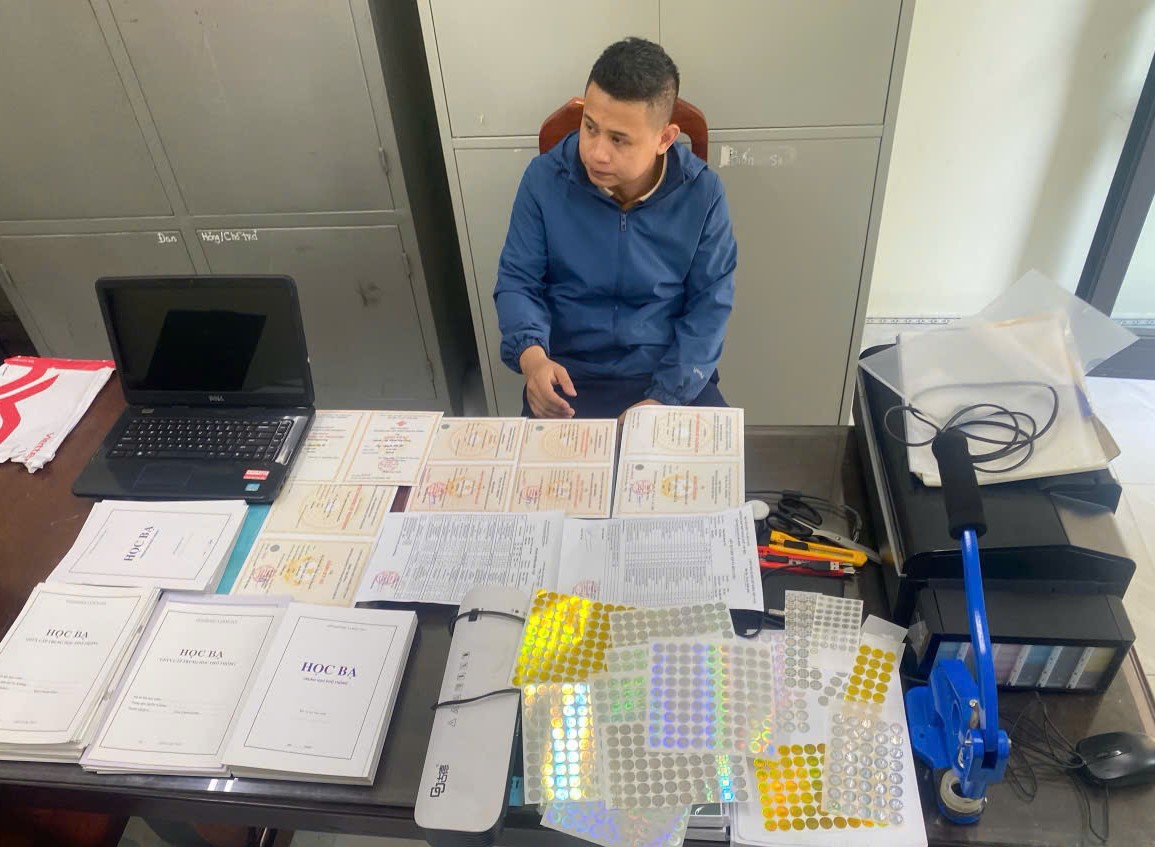 Truy xét liên tỉnh, bắt nhóm chuyên đóng giả công an dọa người dân để lừa đảo- Ảnh 1.