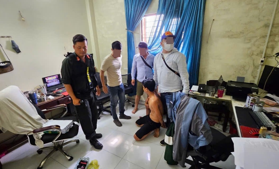 Truy xét liên tỉnh, bắt nhóm chuyên đóng giả công an dọa người dân để lừa đảo- Ảnh 2.