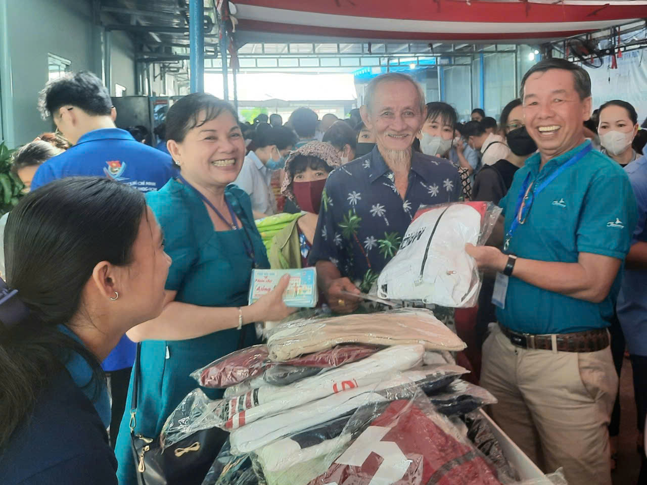 Nhà báo Phạm Hoài Nam ở TP.HCM hơn 20 năm đi ‘viết’ nghĩa tình
- Ảnh 9. Nhà báo Phạm Hoài Nam ở TP.HCM hơn 20 năm đi ‘viết’ nghĩa tình
- Ảnh 9.
