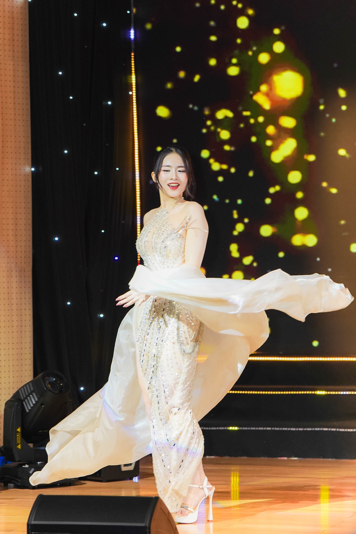 Hoa khôi, Á khôi gen Z nói về trí tuệ nhân tạo và 'lối sống phông bạt' - Ảnh 4.