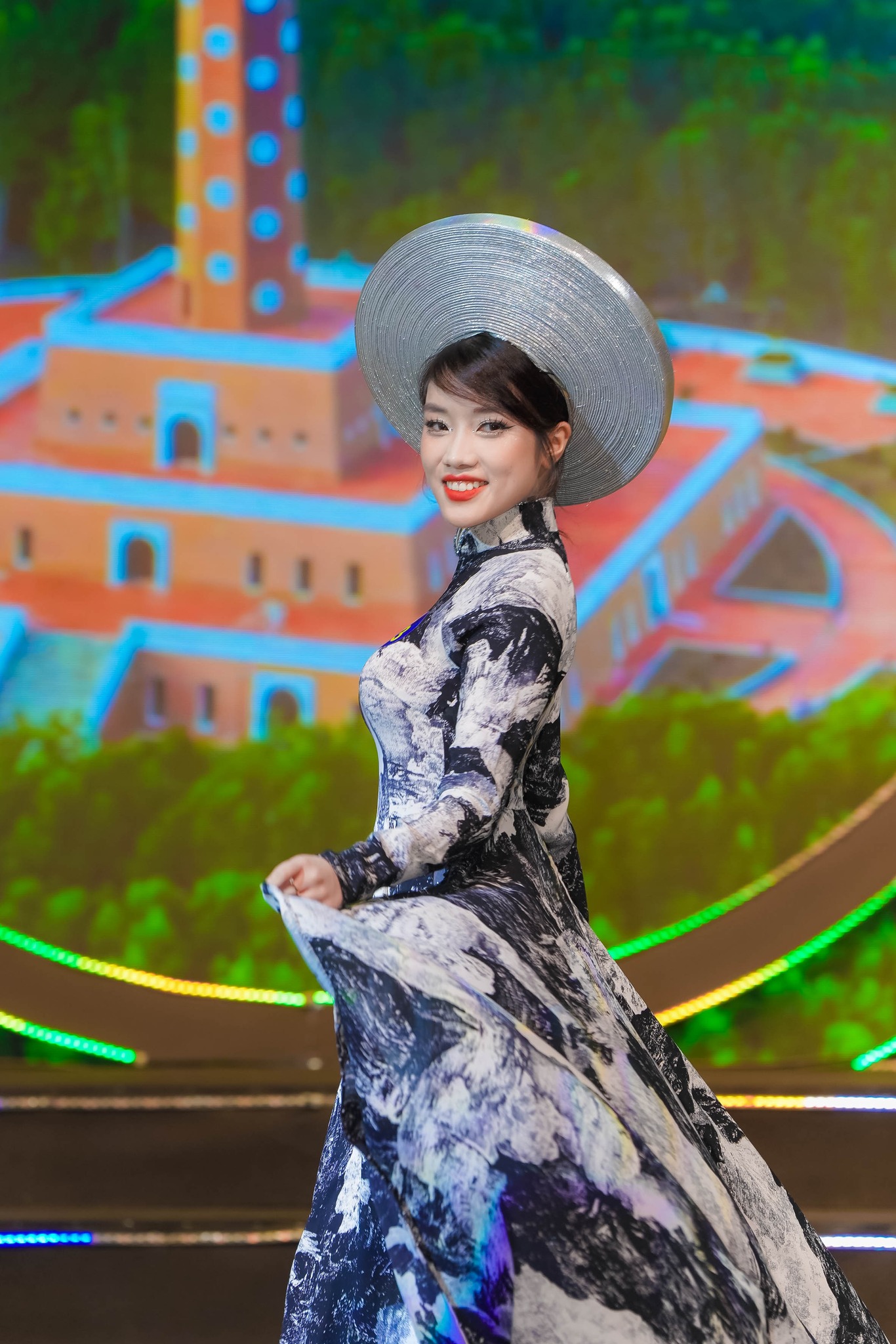 Hoa khôi, Á khôi gen Z nói về trí tuệ nhân tạo và 'lối sống phông bạt' - Ảnh 2.