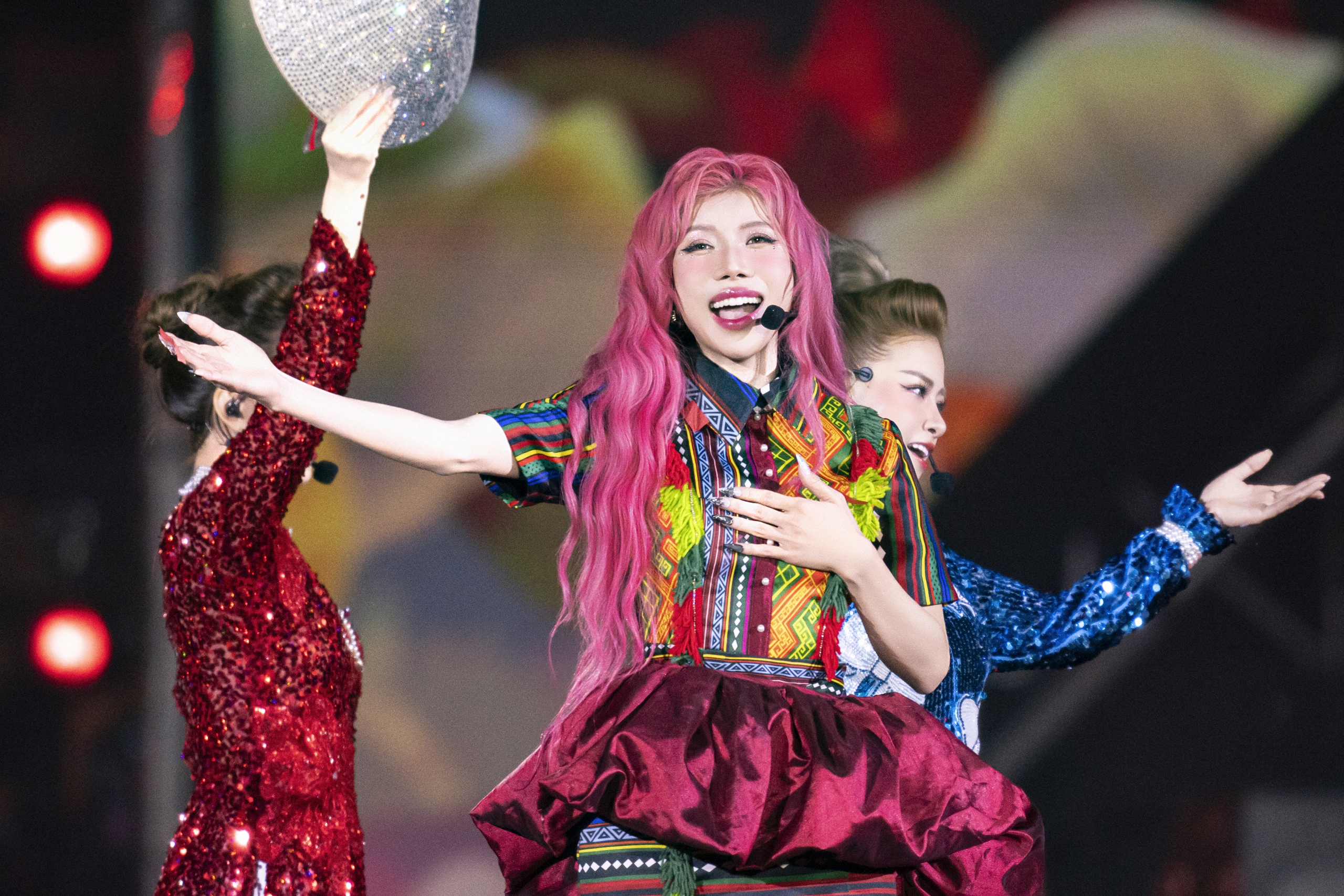 Trang Pháp thở oxy ở hậu trường 'Chị đẹp concert' - Ảnh 8.