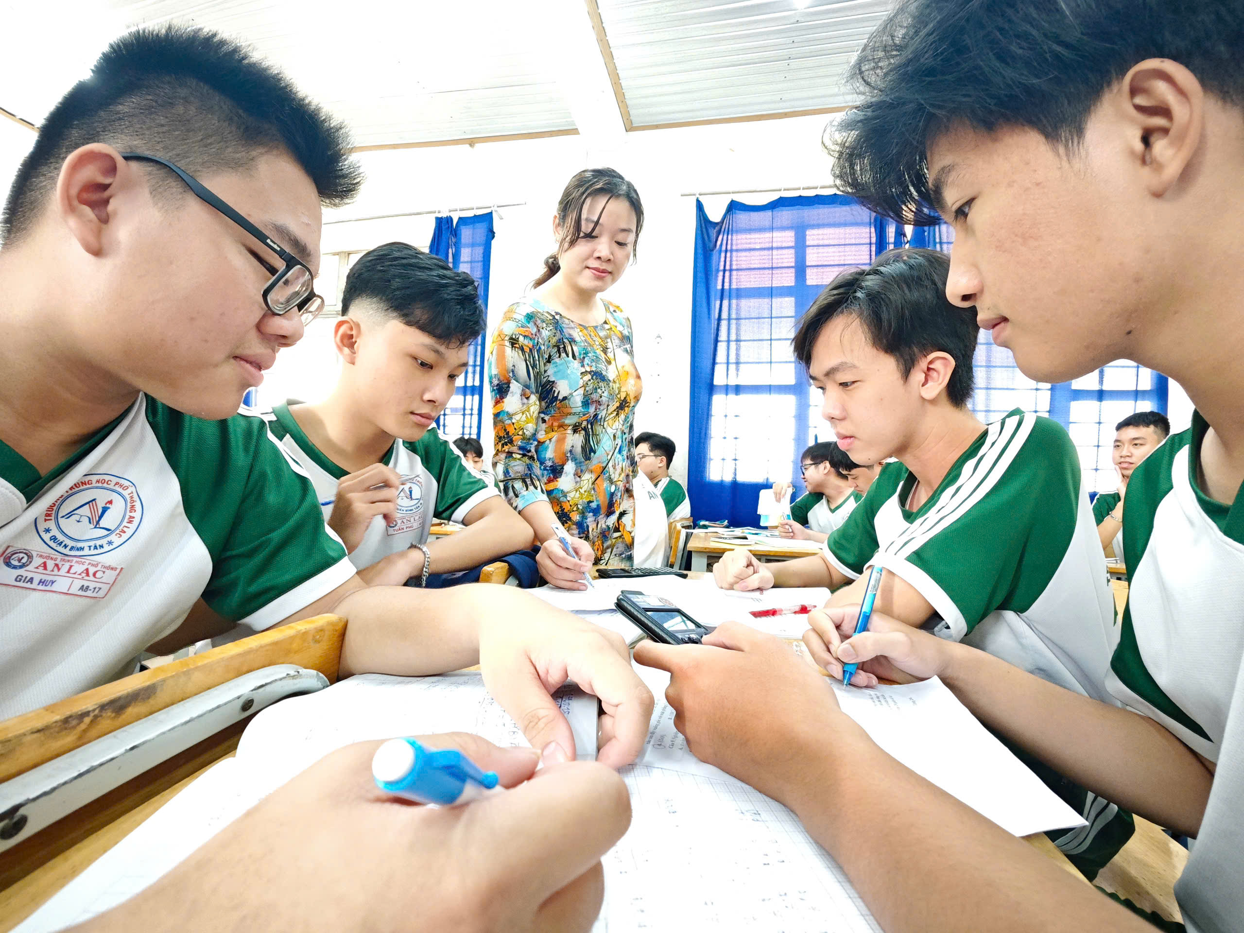 Ôn thi tốt nghiệp THPT theo chương trình mới - Ảnh 1.