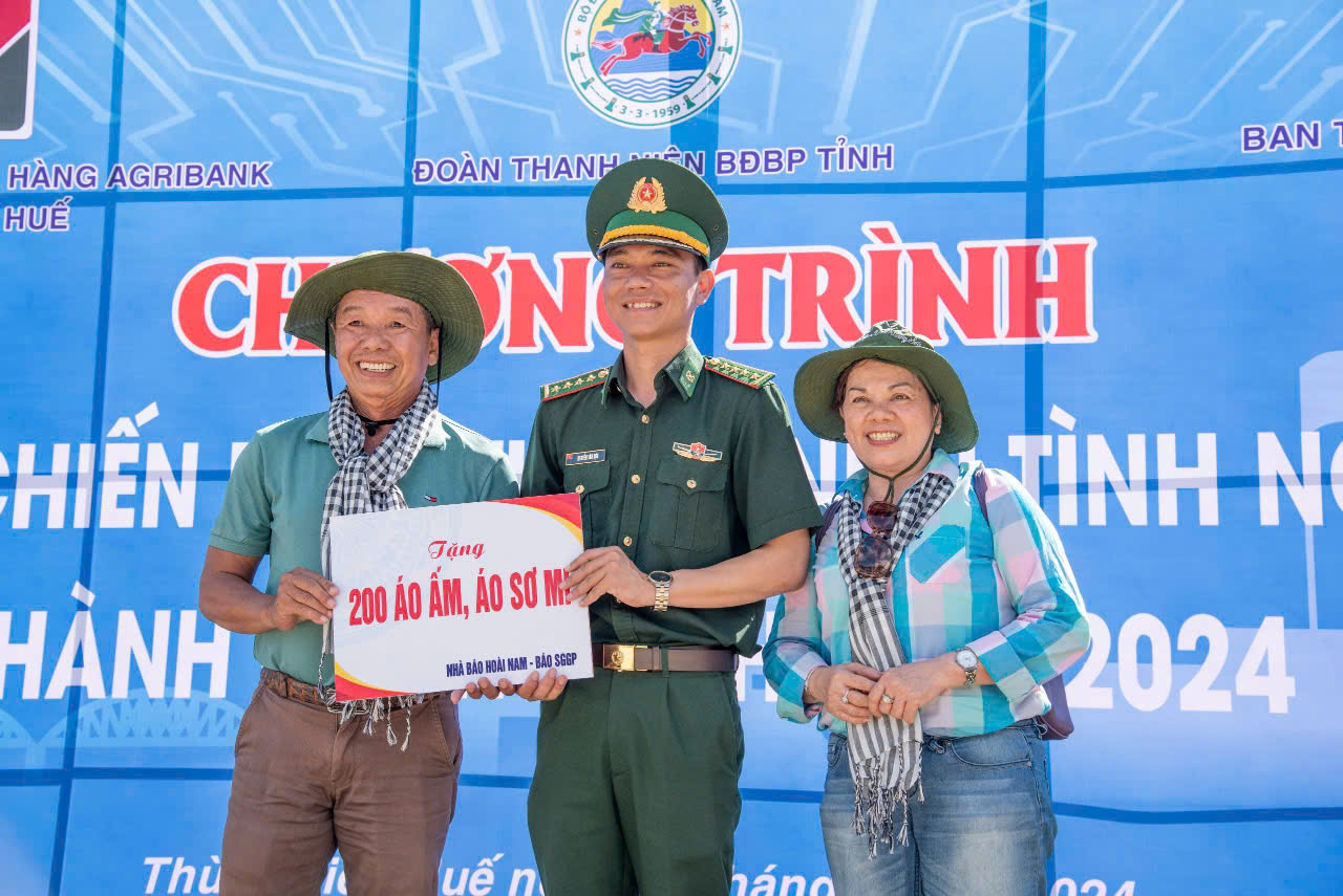 Nhà báo Phạm Hoài Nam ở TP.HCM hơn 20 năm đi ‘viết’ nghĩa tình
- Ảnh 8. Nhà báo Phạm Hoài Nam ở TP.HCM hơn 20 năm đi ‘viết’ nghĩa tình
- Ảnh 8.