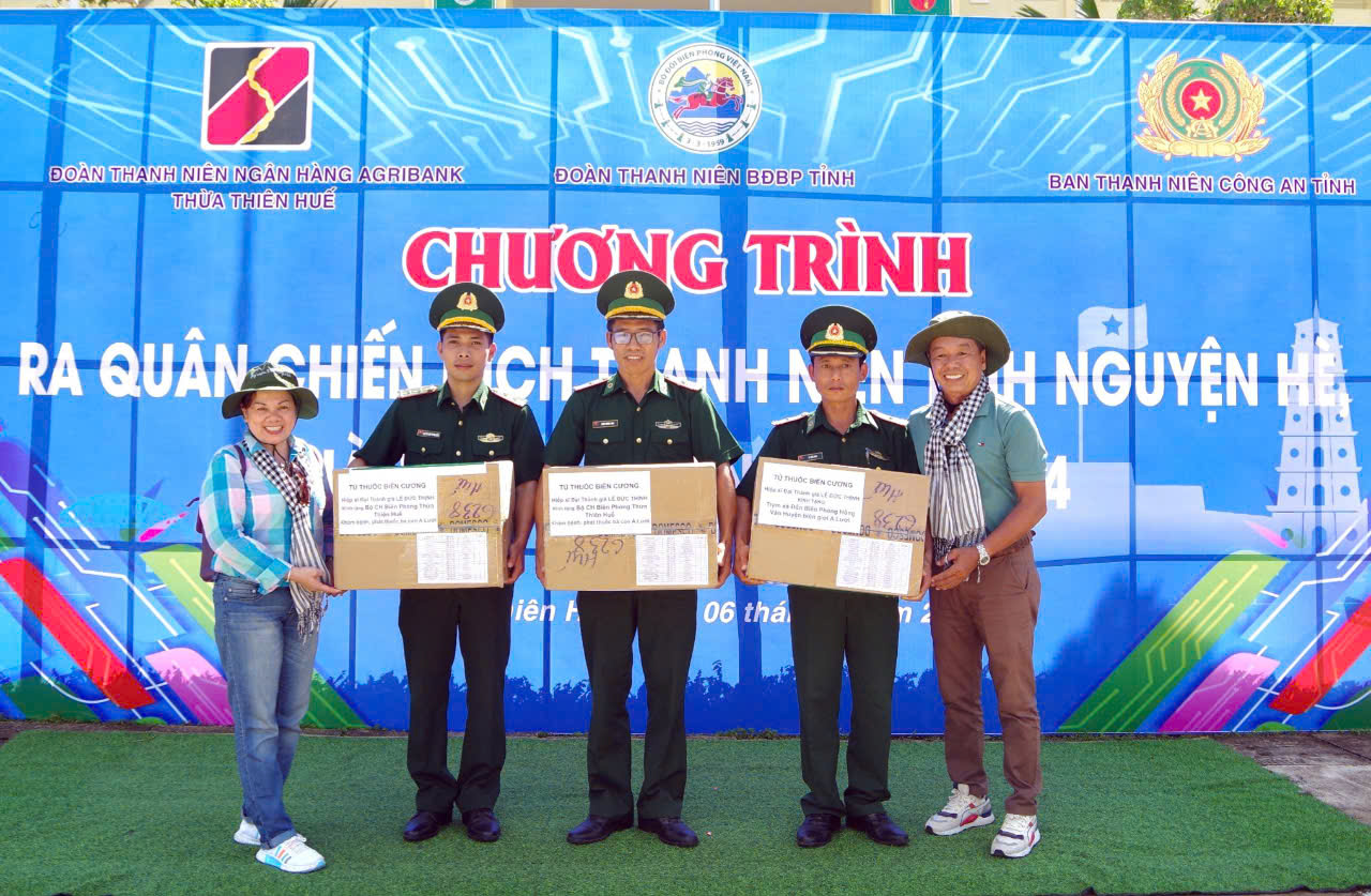 Nhà báo Phạm Hoài Nam ở TP.HCM hơn 20 năm đi ‘viết’ nghĩa tình
- Ảnh 1. Nhà báo Phạm Hoài Nam ở TP.HCM hơn 20 năm đi ‘viết’ nghĩa tình
- Ảnh 1.