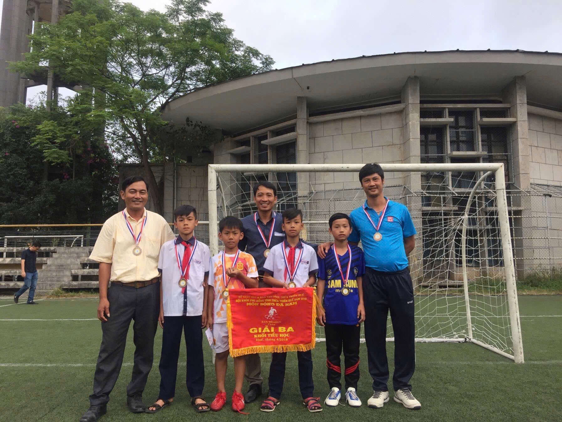 Tuổi thơ của ngôi sao U.17 Hoàng Trọng Duy Khang: Mê bóng đá đến nỗi bị chó cắn- Ảnh 4. Tuổi thơ của ngôi sao U.17 Hoàng Trọng Duy Khang: Mê bóng đá đến nỗi bị chó cắn- Ảnh 4.