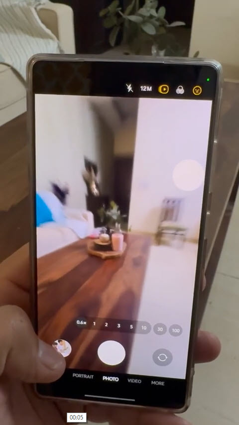 Camera góc siêu rộng của Galaxy S25 Ultra gặp lỗi rung lắc dữ dội - Ảnh 1.