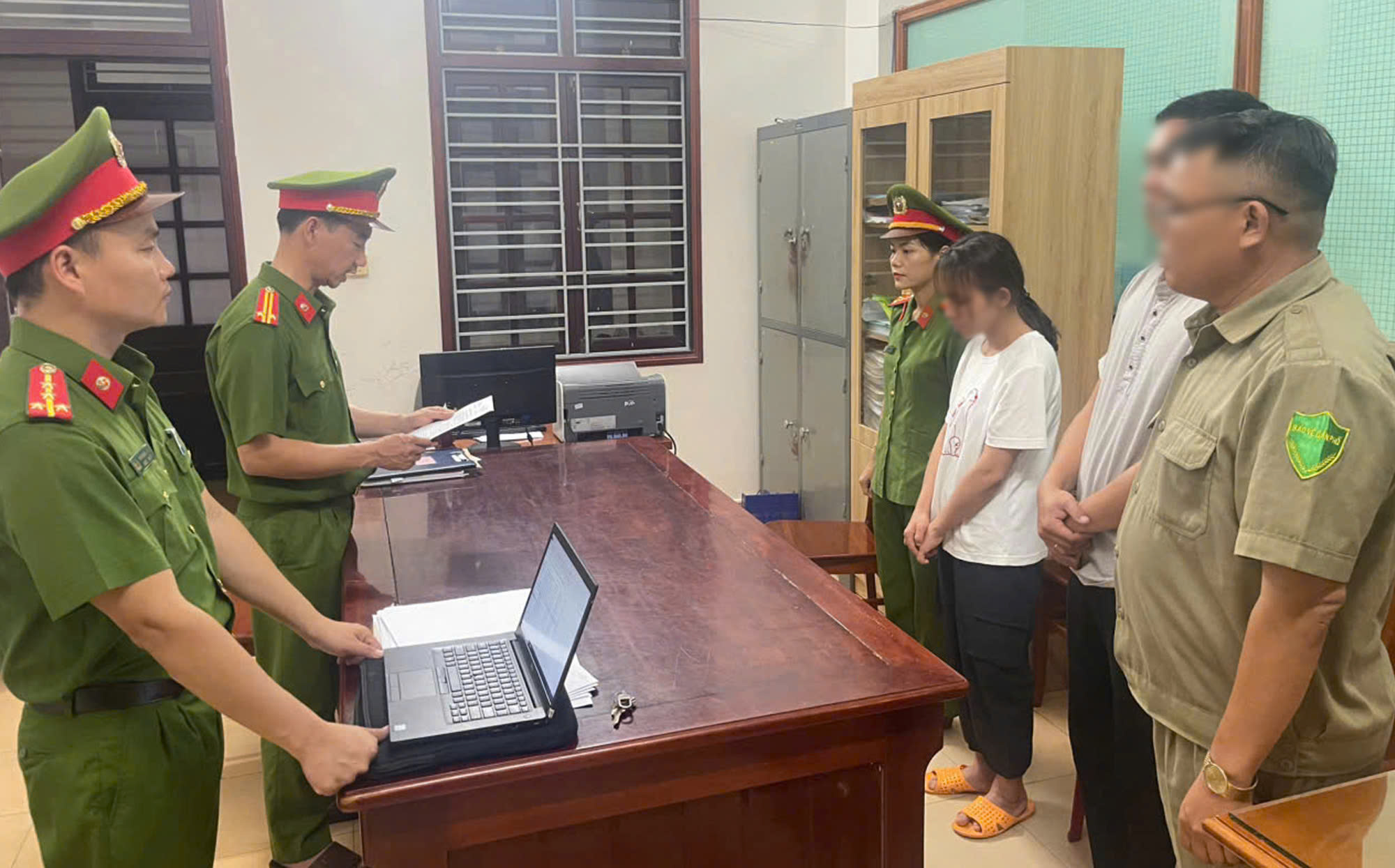 子どもを逆さまに担ぎ上げ、残酷に殴打:コンクン児童団体のオーナーの刑事拘留 - 写真 1。 Xách ngược trẻ đánh đập dã man: Tạm giữ hình sự chủ nhóm trẻ Con Cưng- Ảnh 1.