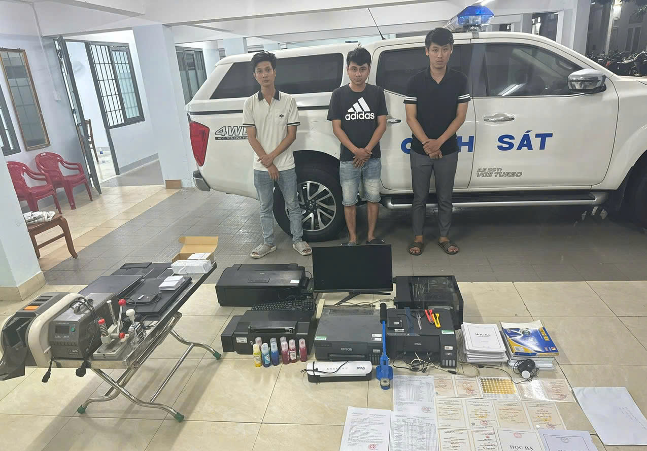 Truy xét liên tỉnh, bắt nhóm chuyên đóng giả công an dọa người dân để lừa đảo- Ảnh 3.