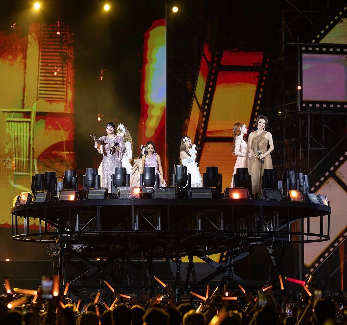 Sân khấu 'khủng' hút khán giả - Ảnh 1.