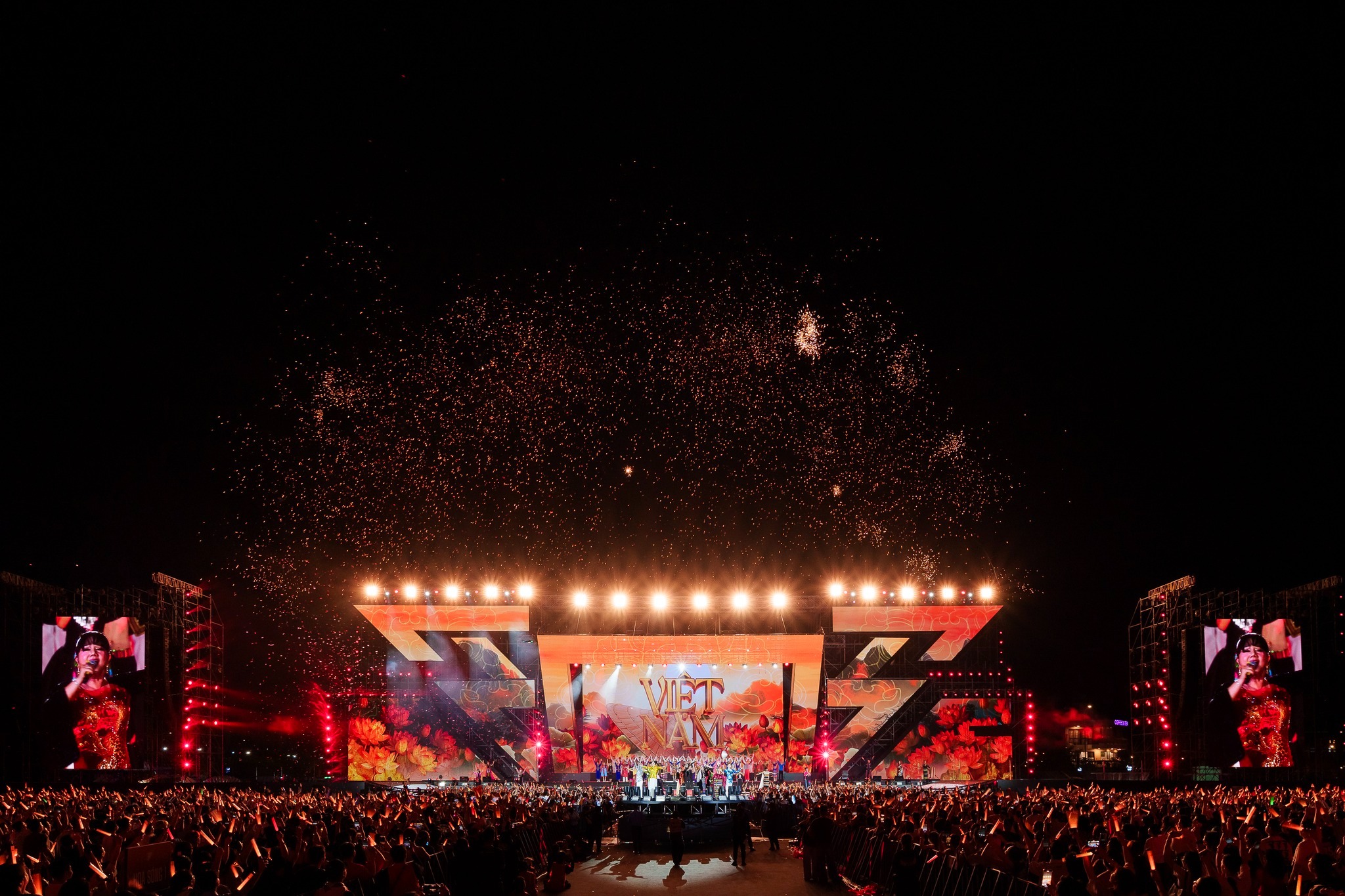 Sân khấu 'khủng' hút khán giả - Ảnh 2.