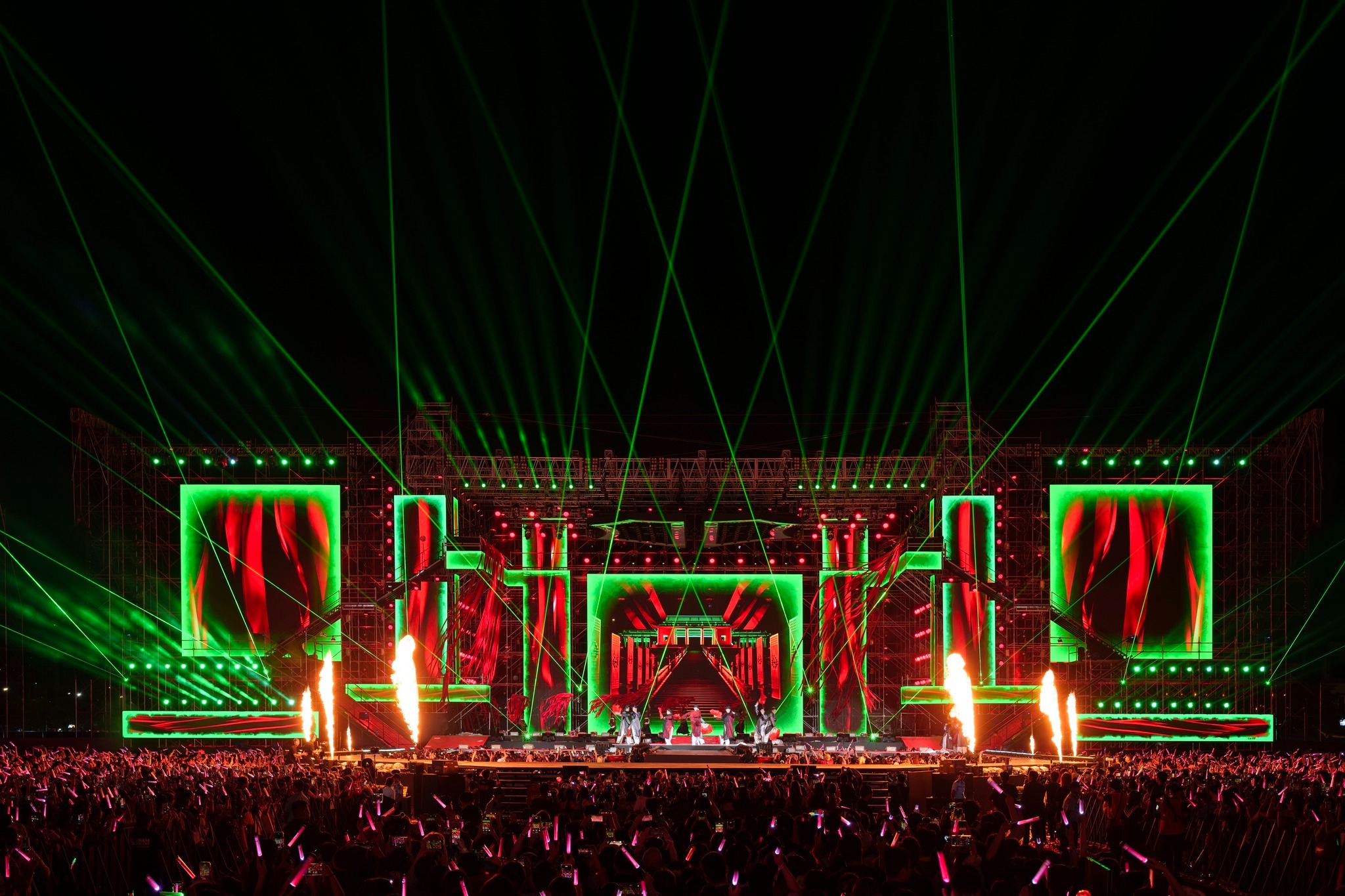 Sân khấu 'khủng' hút khán giả - Ảnh 3.