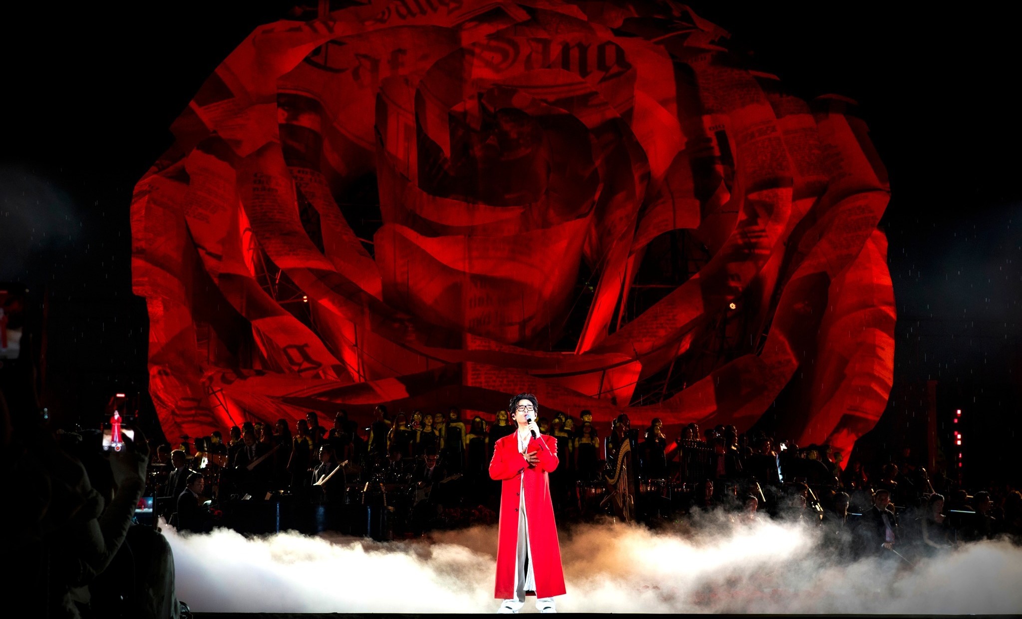 Sân khấu 'khủng' hút khán giả - Ảnh 4.