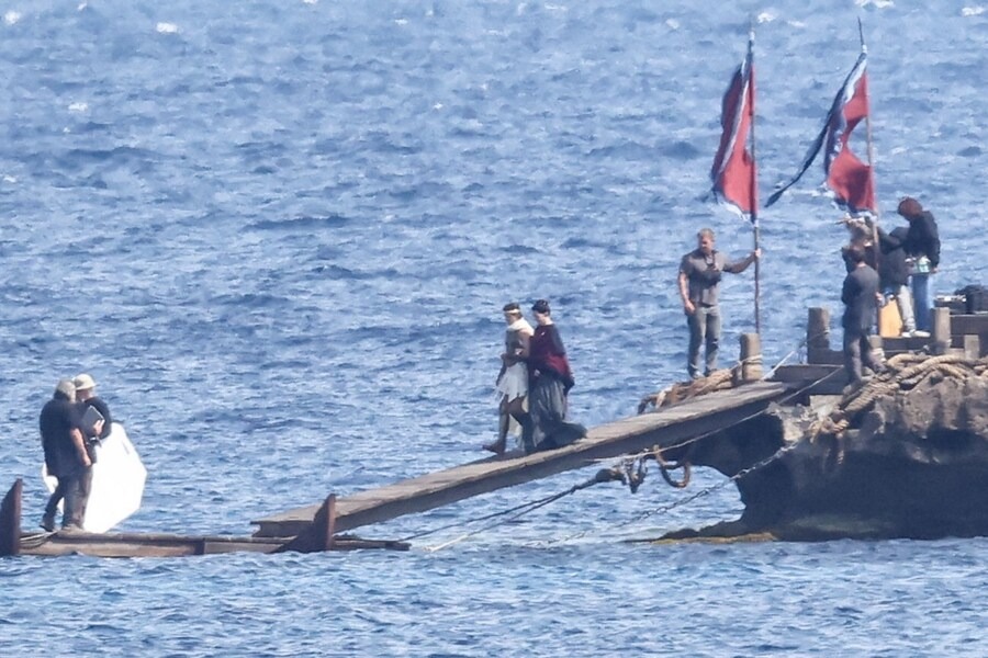 Tom Holland, Anne Hathaway cùng sánh đôi trên biển trong 'The Odyssey' - Ảnh 2.