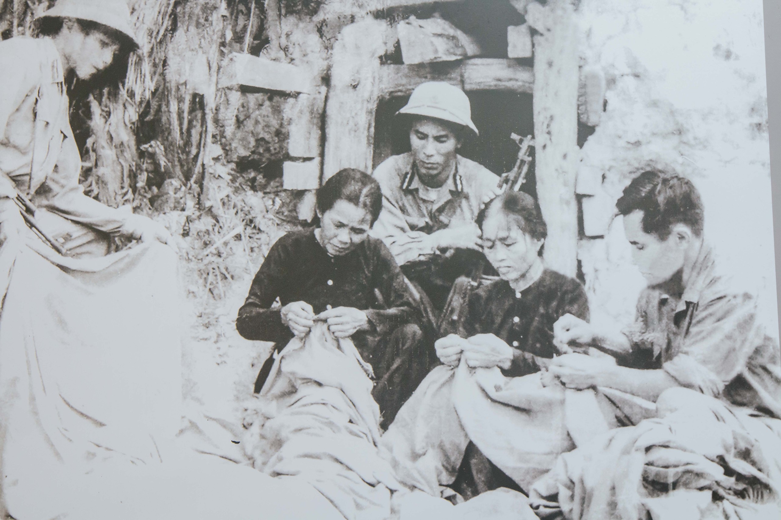 Chuyện người đàn ông vá cờ bên bờ Hiền Lương trong thời chiến - Ảnh 3. Chuyện người đàn ông vá cờ bên bờ Hiền Lương trong thời chiến - Ảnh 3.