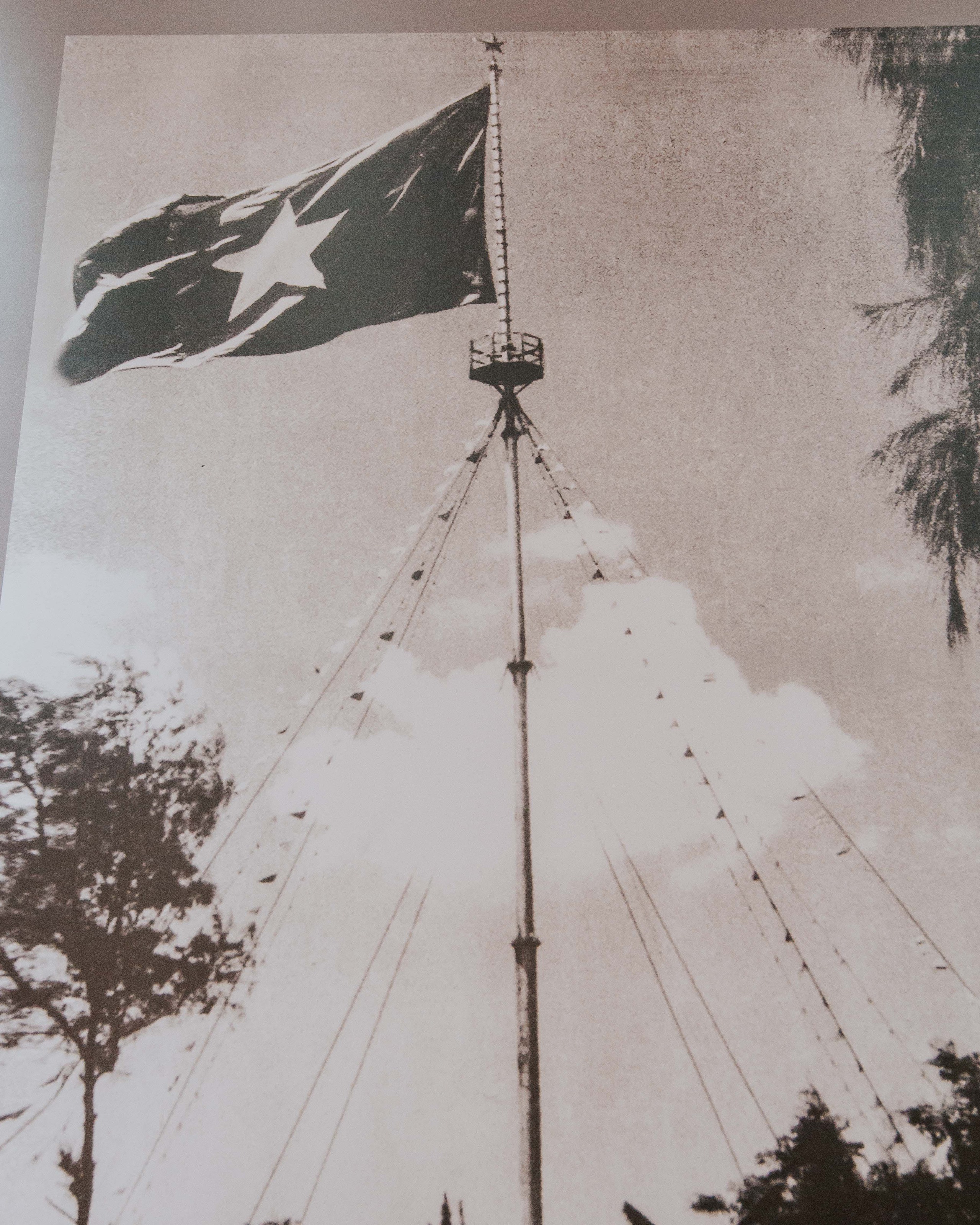 Chuyện người đàn ông vá cờ bên bờ Hiền Lương trong thời chiến - Ảnh 4. Chuyện người đàn ông vá cờ bên bờ Hiền Lương trong thời chiến - Ảnh 4.