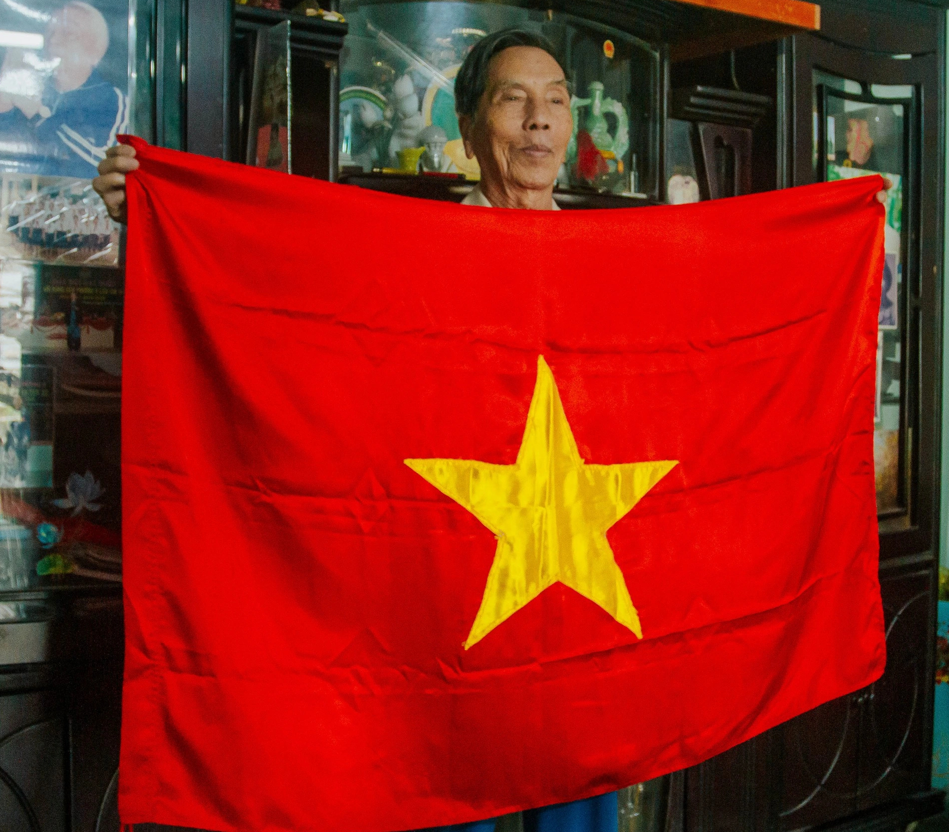 Chuyện người đàn ông vá cờ bên bờ Hiền Lương trong thời chiến - Ảnh 2. Chuyện người đàn ông vá cờ bên bờ Hiền Lương trong thời chiến - Ảnh 2.