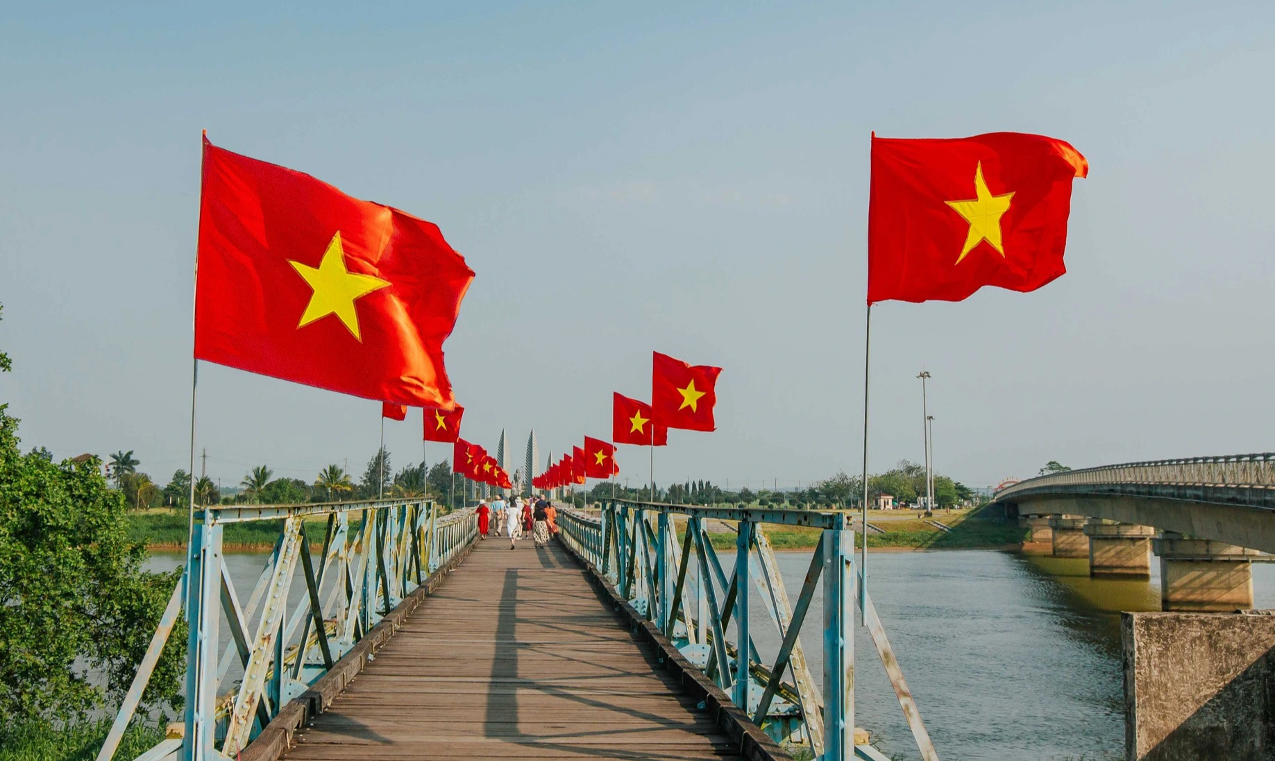 Chuyện người đàn ông vá cờ bên bờ Hiền Lương trong thời chiến - Ảnh 8. Chuyện người đàn ông vá cờ bên bờ Hiền Lương trong thời chiến - Ảnh 8.