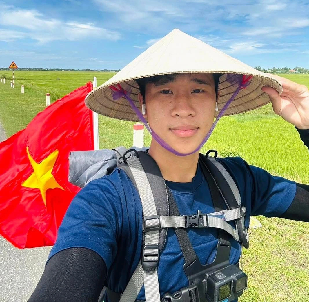 Chàng trai 24 tuổi đạp xe từ Hà Nội đến TP . HCM xem diễu binh - Ảnh 1. Chàng trai 24 tuổi đạp xe từ Hà Nội đến TP . HCM xem diễu binh - Ảnh 1.
