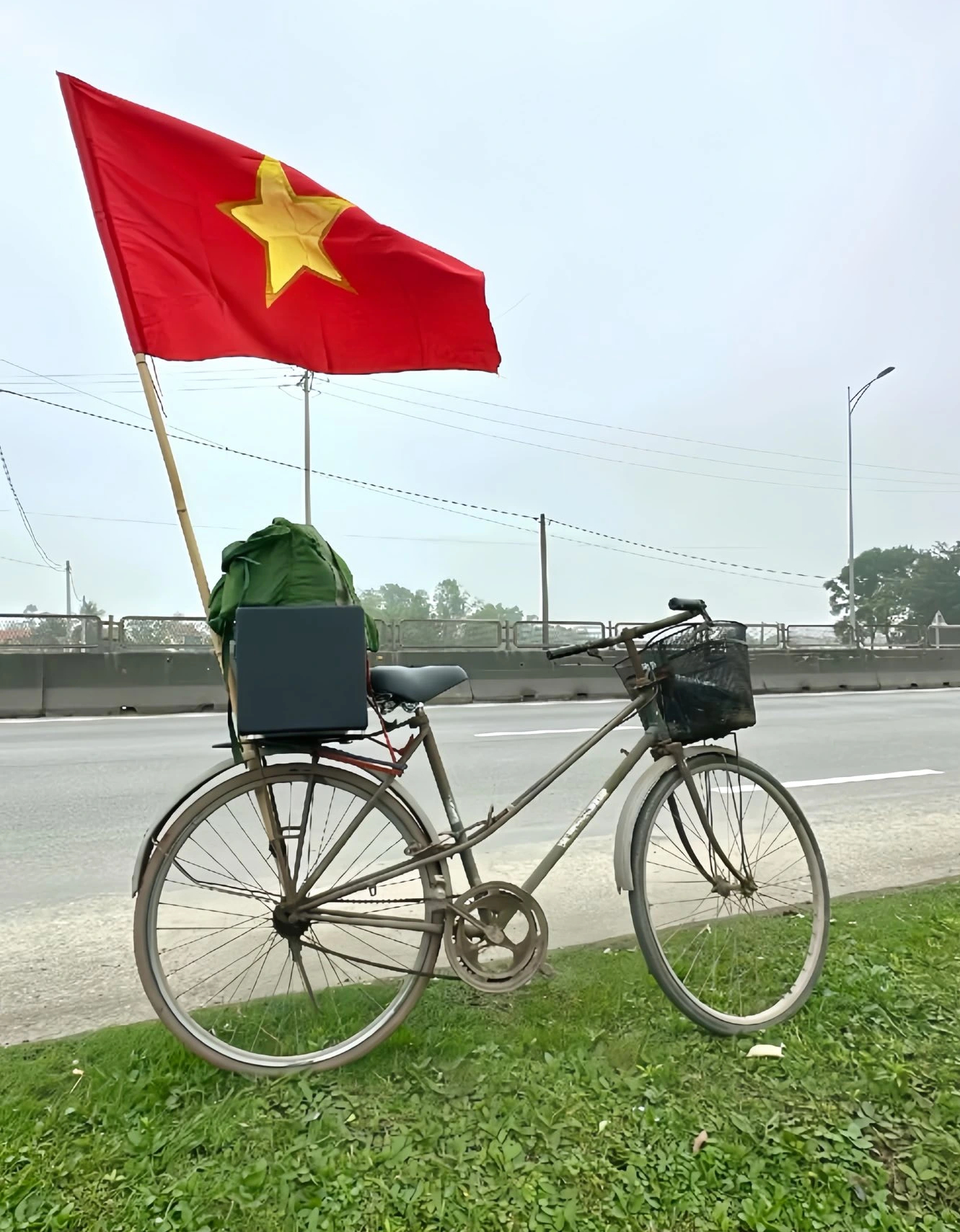 Chàng trai 24 tuổi đạp xe từ Hà Nội đến TP . HCM xem diễu binh - Ảnh 2. Chàng trai 24 tuổi đạp xe từ Hà Nội đến TP . HCM xem diễu binh - Ảnh 2.